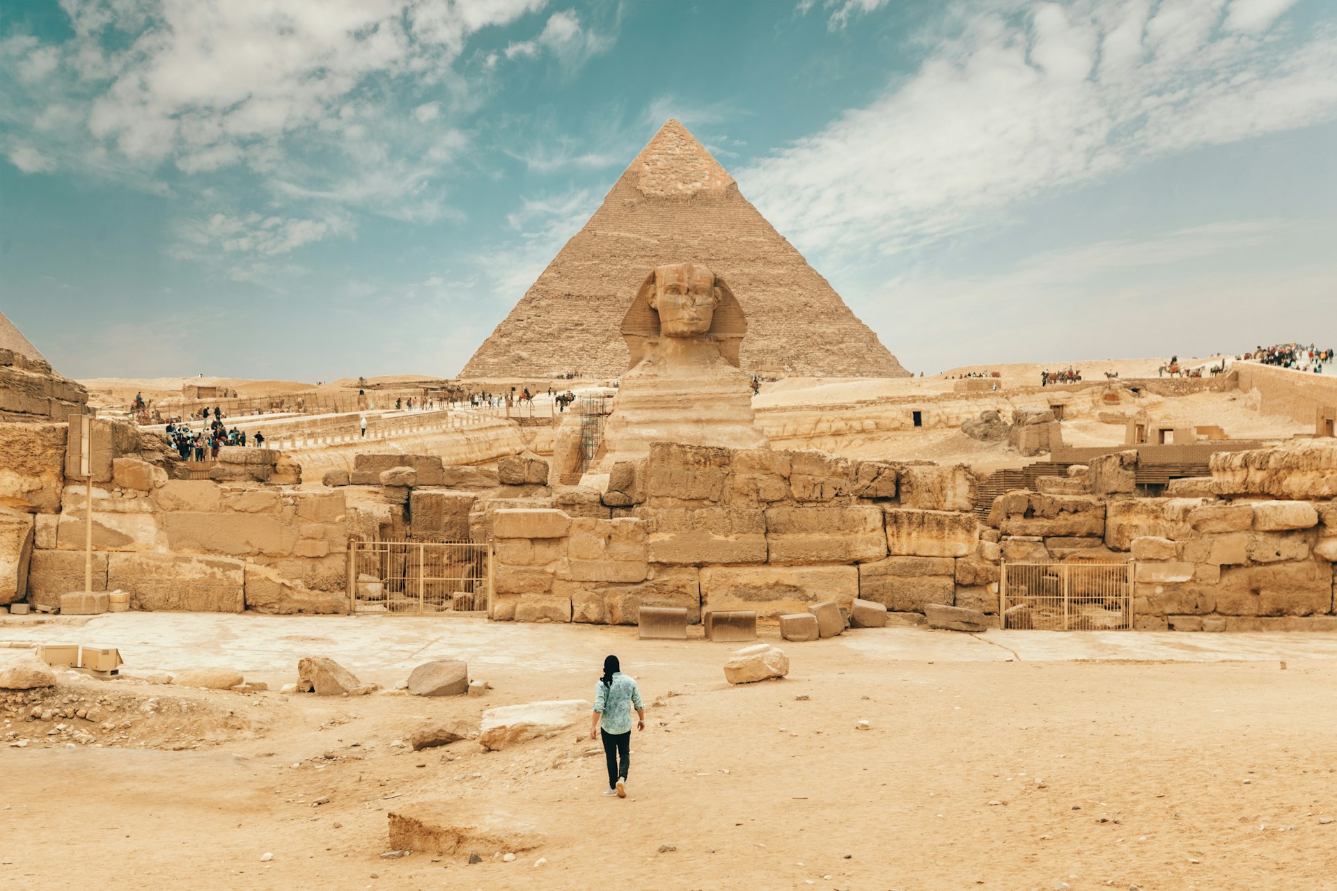 Personne marchant proche du Sphinx en Égypte