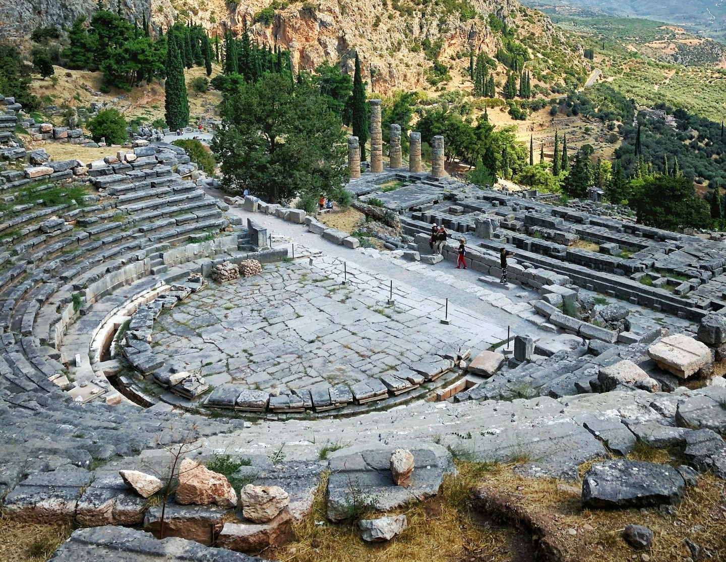 Vue du théâtre de la cité antique de Delphes