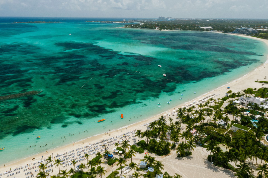 Plage de sable blanc des Bahamas donnant sur le lagon