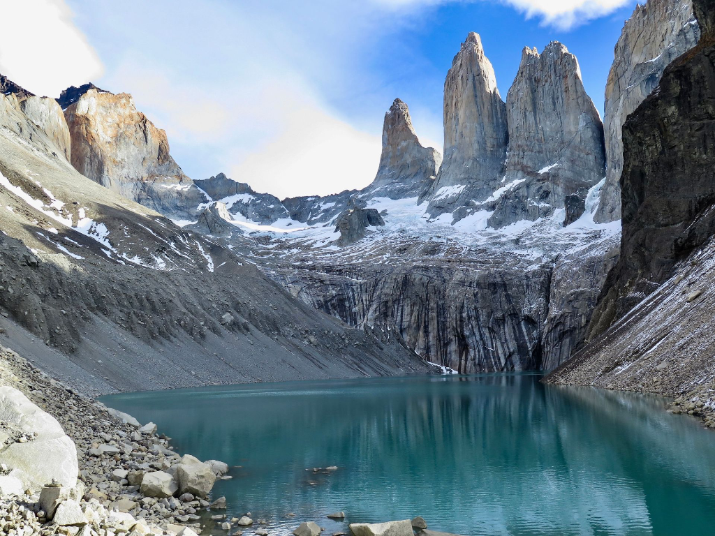 Vue pittoresque des Torres del Paine avec un lac turquoise et des montagnes escarpées en Patagonie chilienne.