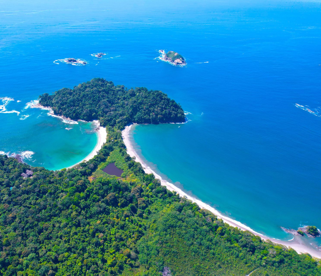 Superbe prise de vue aérienne de la côte luxuriante et des eaux turquoise du parc national Manuel Antonio, Costa Rica.