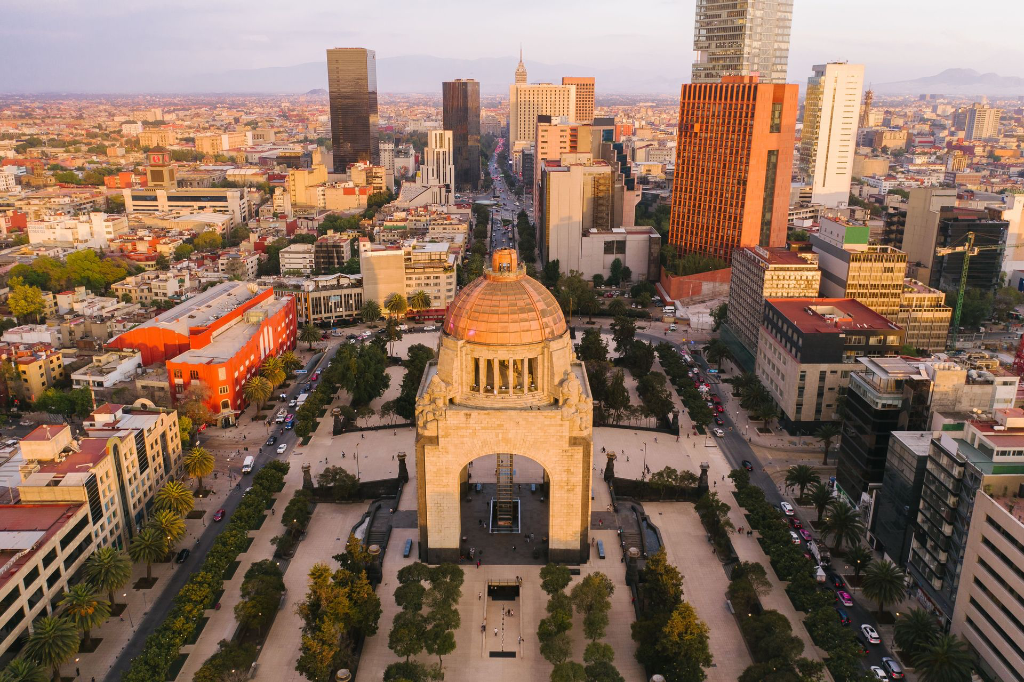 Vue aérienne époustouflante du Monumento a la Revolución de Mexico, entouré par le paysage urbain.