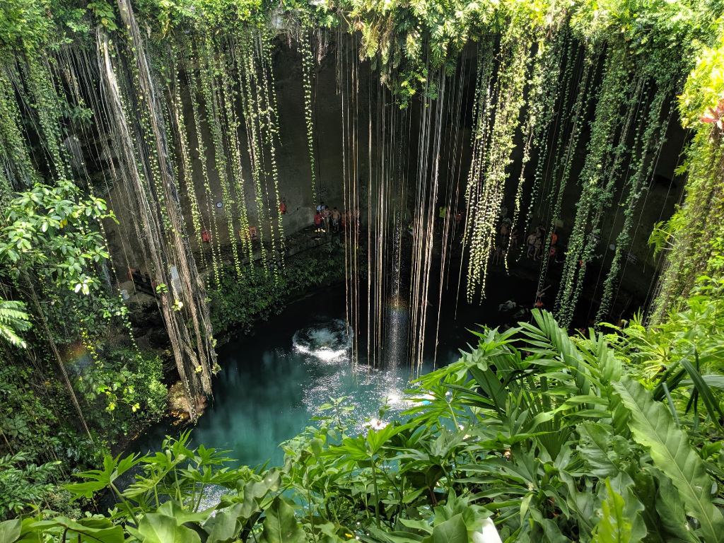 Magnifique vue du cénote Ik Kil entouré d'une végétation luxuriante au Yucatán, Mexique.