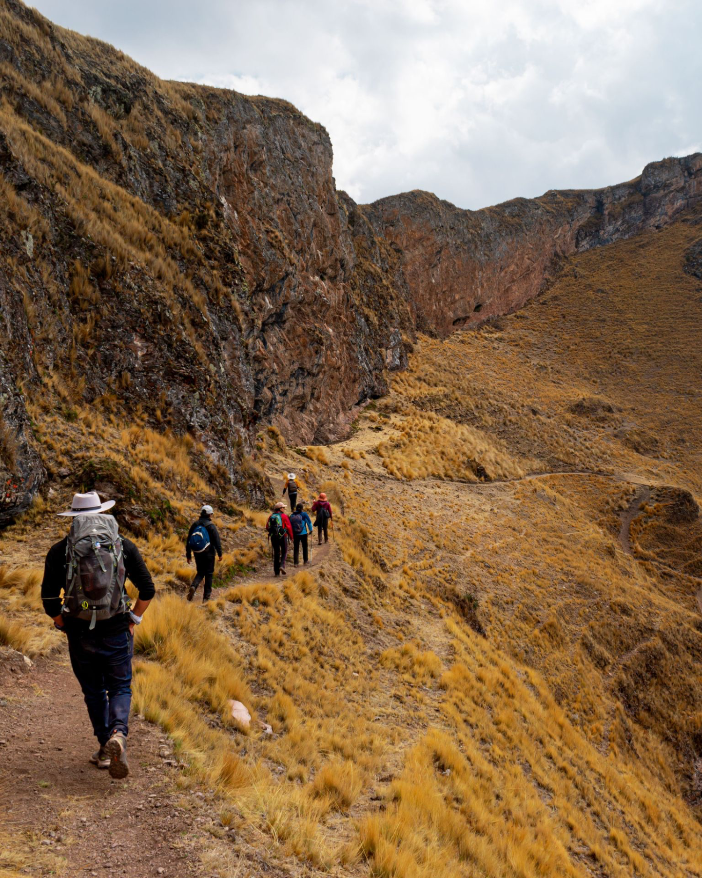 Des randonneurs empruntent un sentier escarpé dans les montagnes des Andes près d'Ollantaytambo, Pérou.