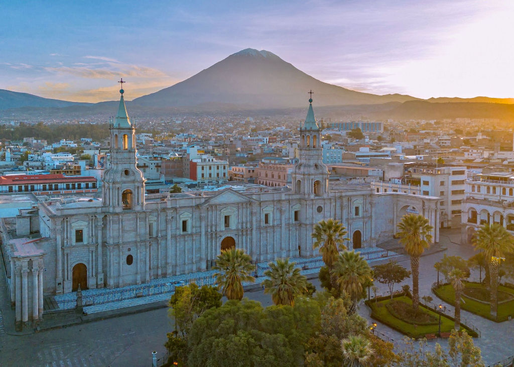 Vue drone de la cathédrale d'Arequipa avec le volcan El Misti en arrière-plan au coucher du soleil.