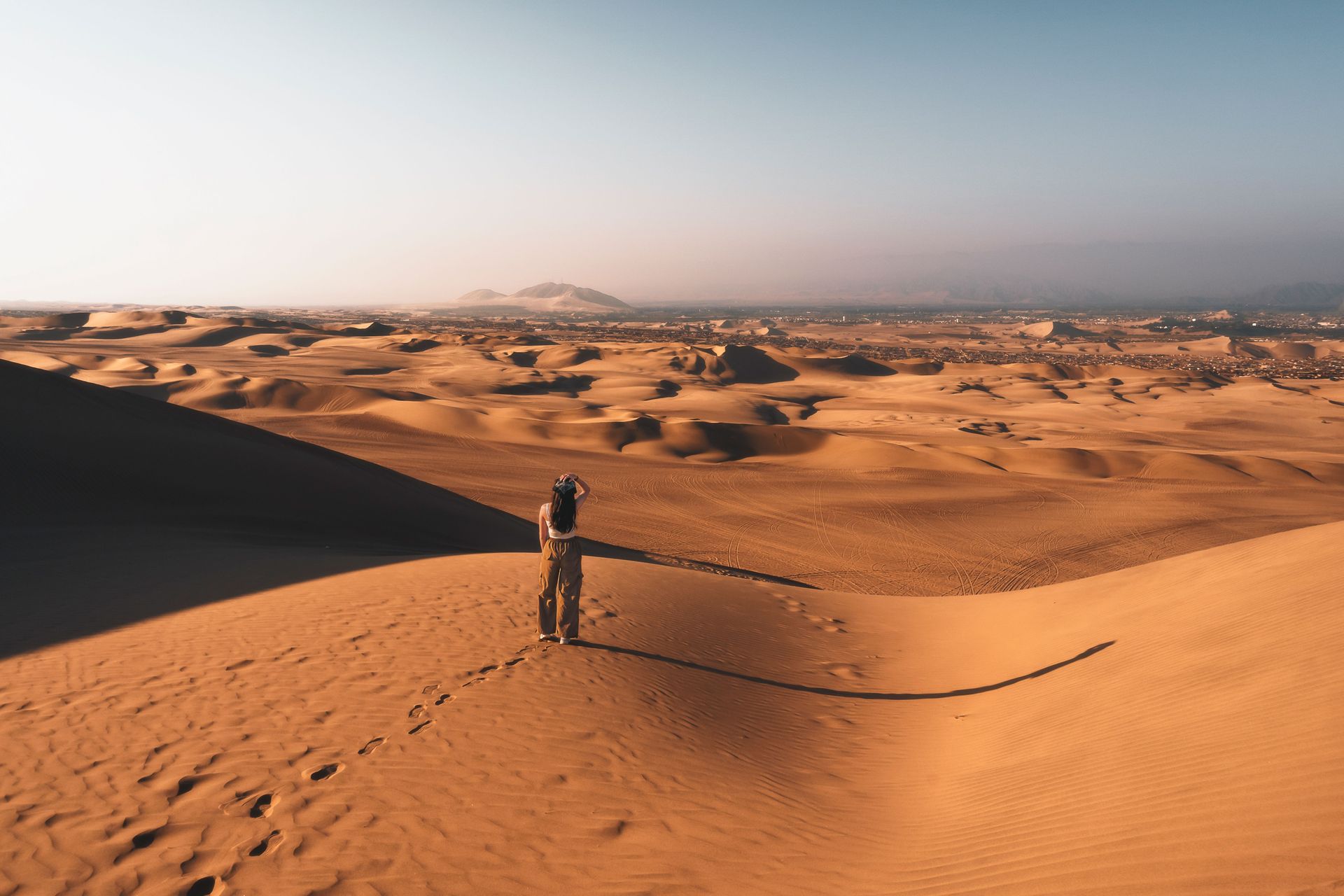 Explorez les paysages désertiques époustouflants de l'oasis de Huacachina, au Pérou, au coucher du soleil.