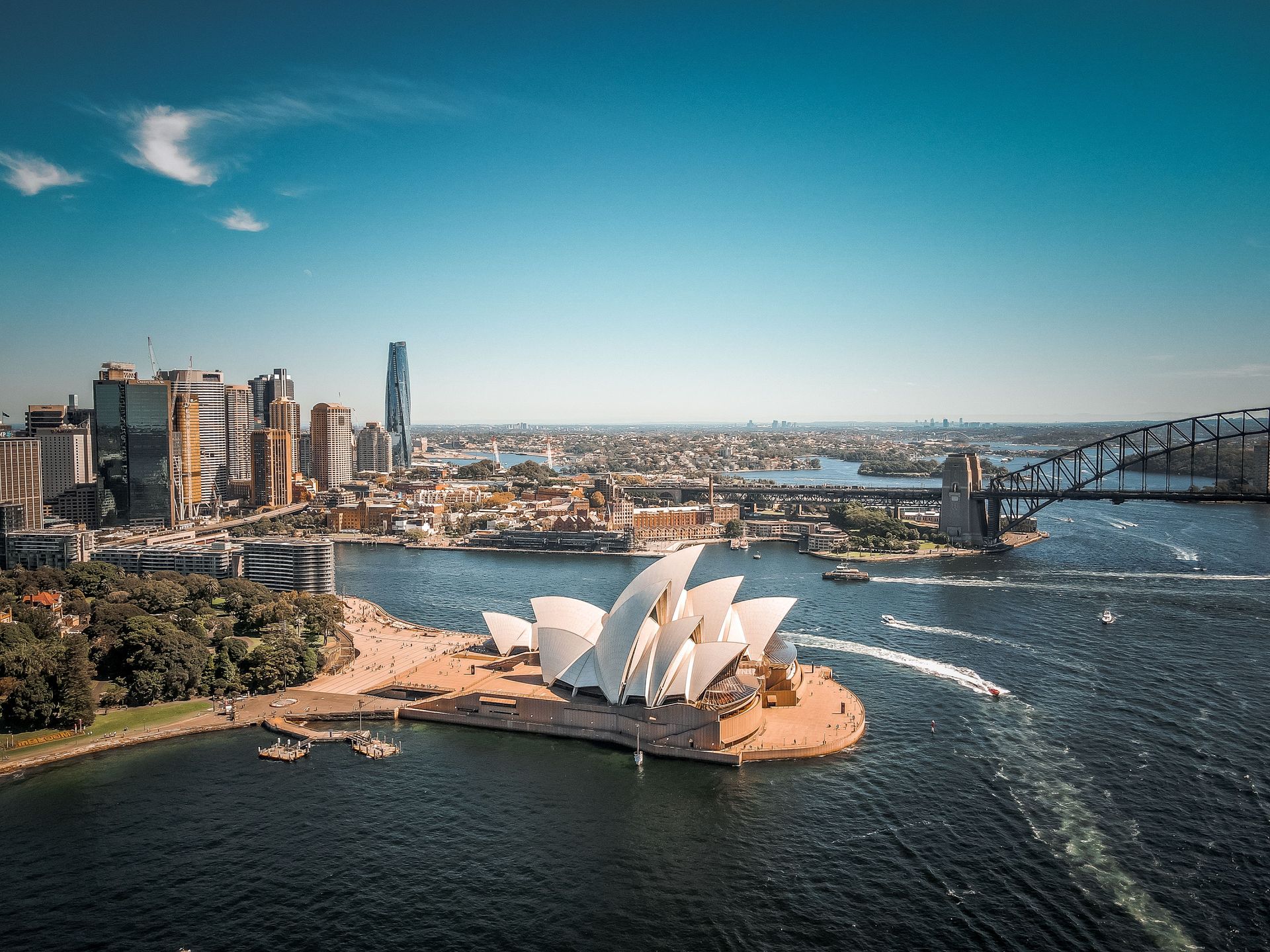 Vue aérienne à couper le souffle de l'Opéra de Sydney, avec la silhouette urbaine environnante et le pont du port.