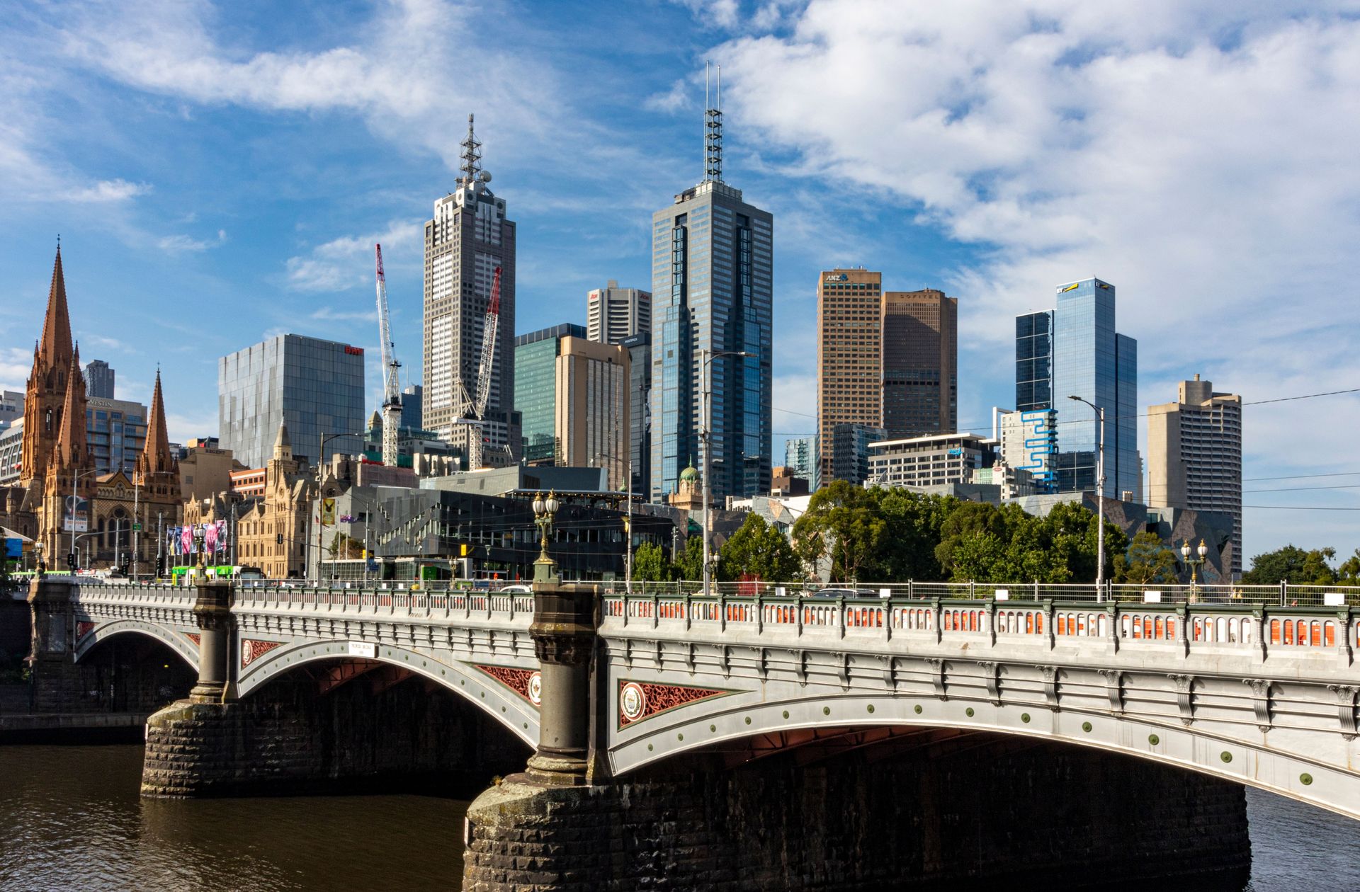 Vue époustouflante de la ligne d'horizon de Melbourne avec le pont Princes et la rivière Yarra.  Plus d’infos  Partager