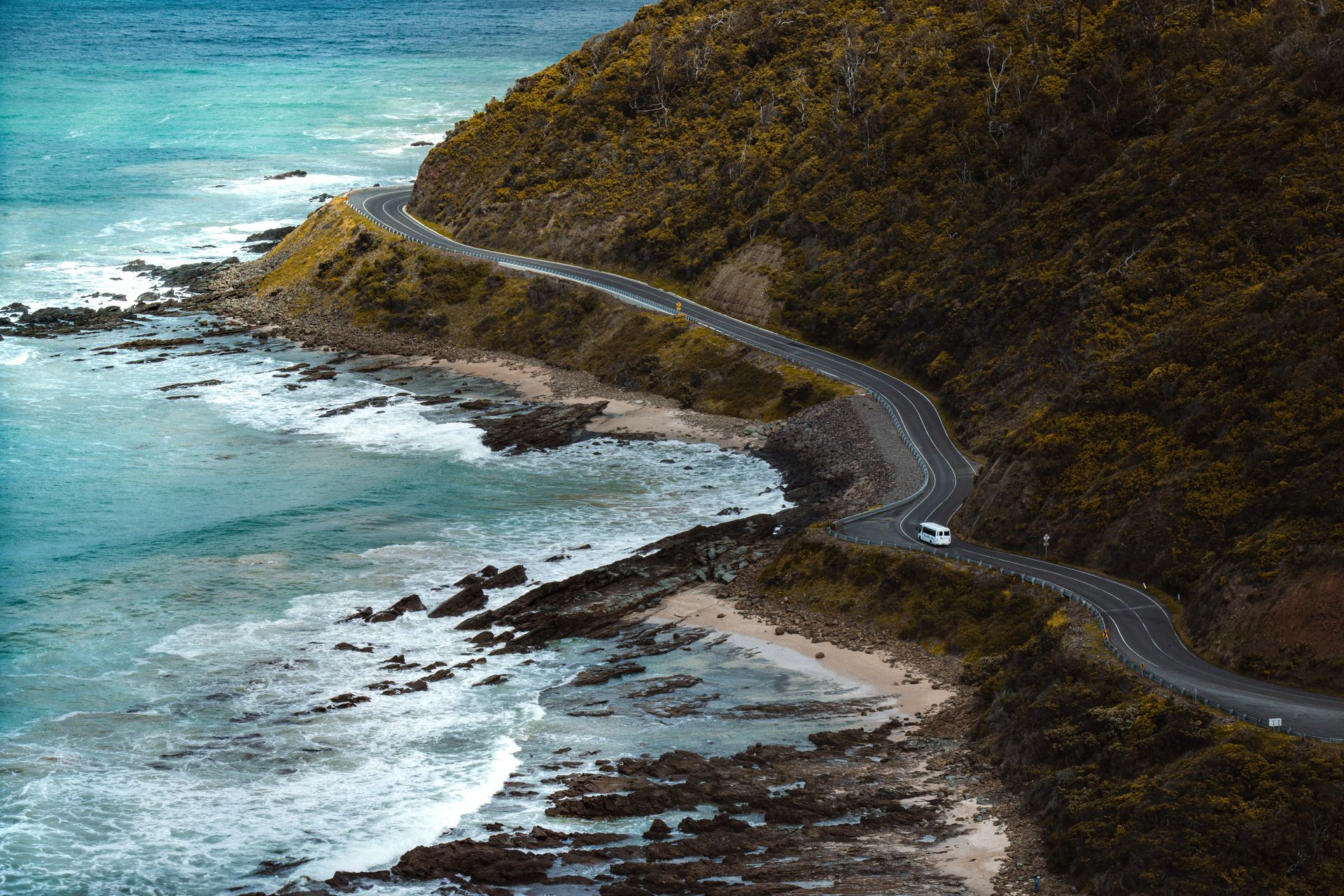 Vue aérienne de la pittoresque Great Ocean Road à Lorne, Victoria, Australie.
