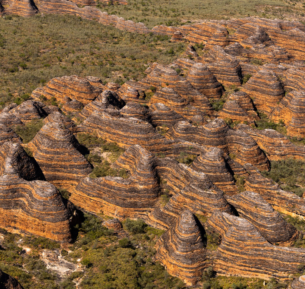 Vue aérienne époustouflante des dômes rayés de la chaîne des Bungle Bungle à Purnululu, Australie