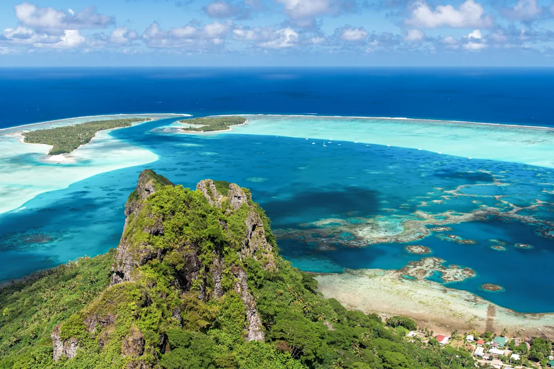vue aérienne de l'île de Maupiti en Polynésie Française