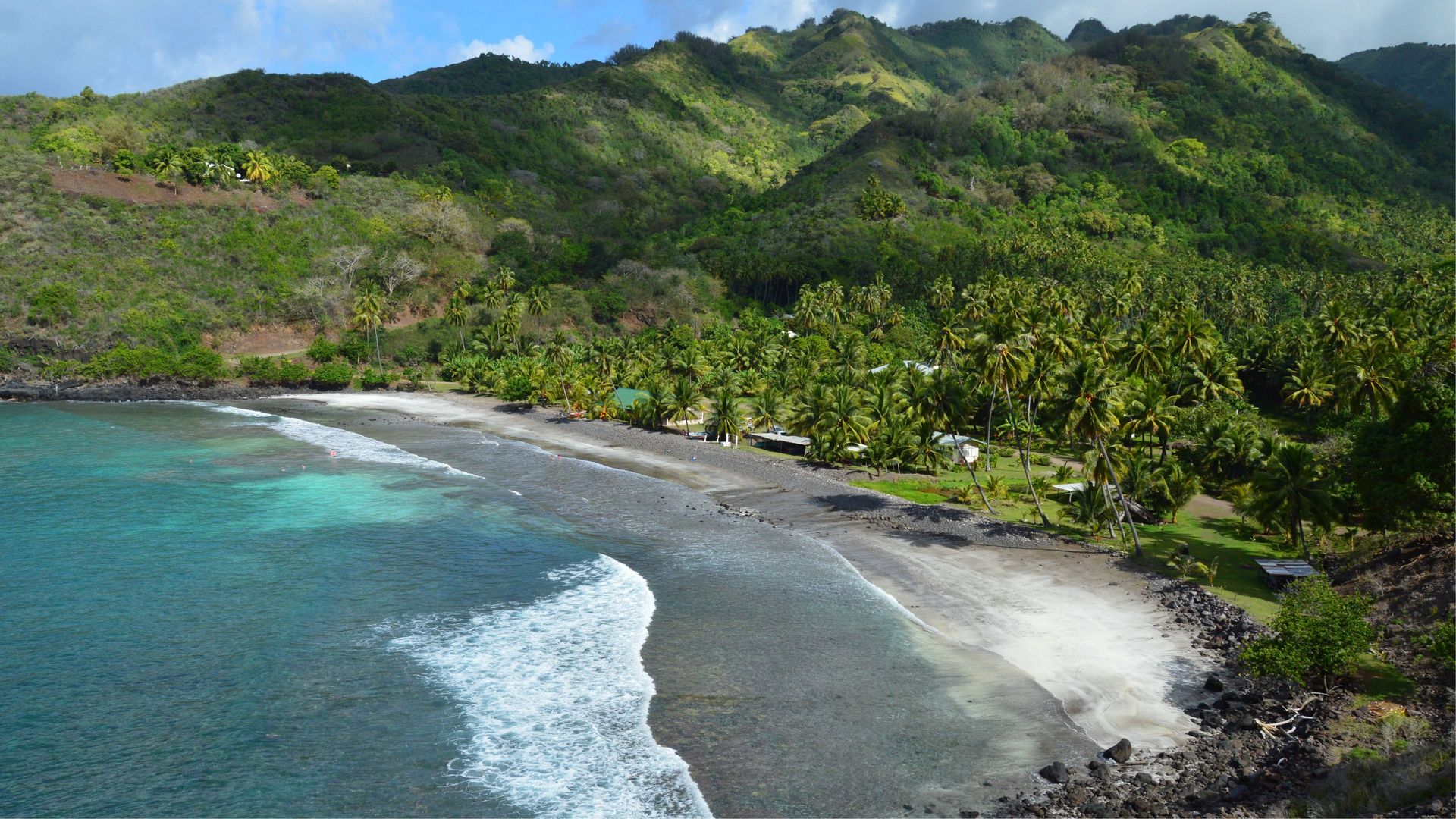 Explorez la plage à couper le souffle et la verdure luxuriante de Hiva Oa, Polynésie française.