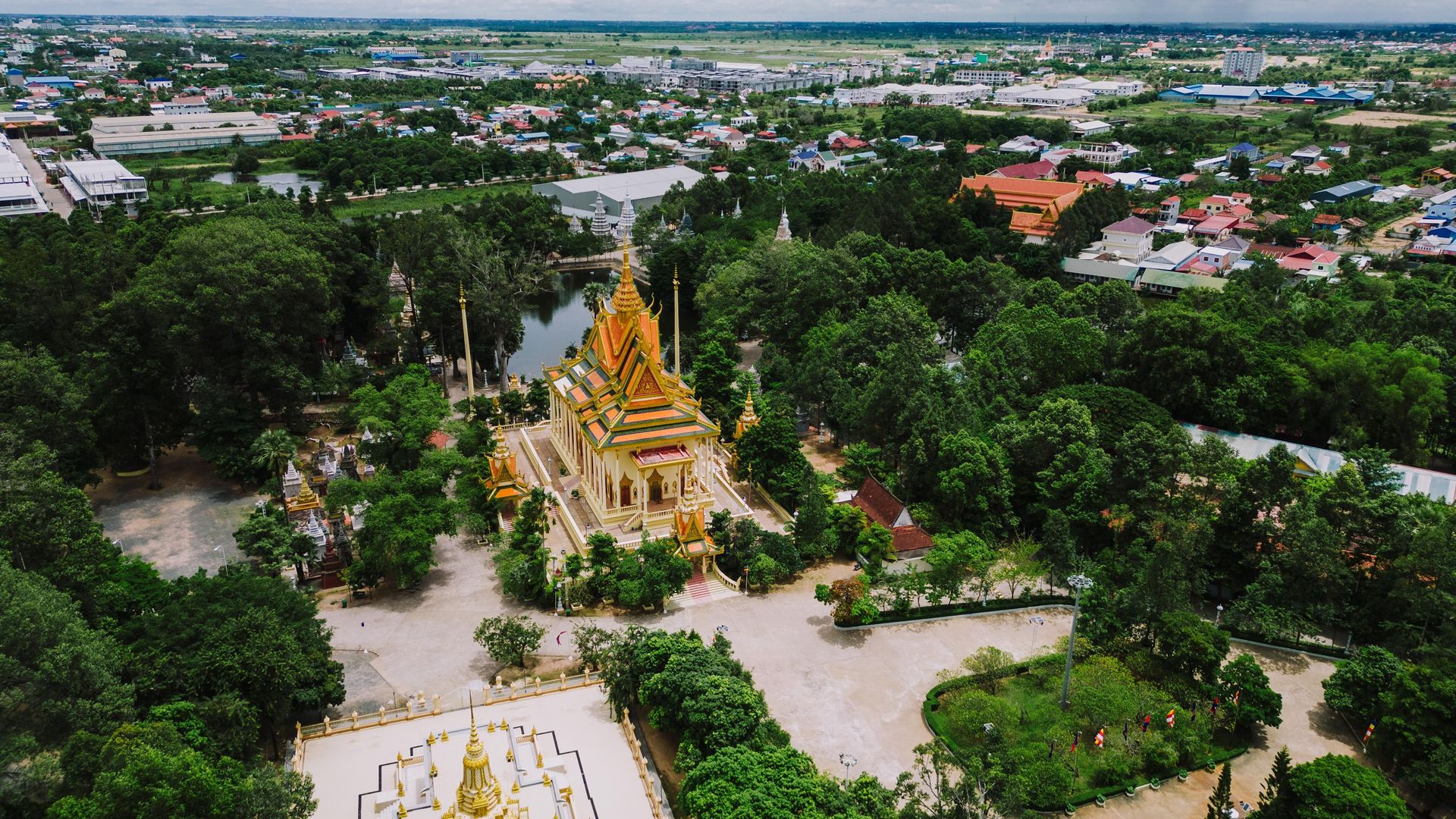 Superbe photo aérienne du temple Wat Phnom dans un paysage verdoyant de Phnom Penh.