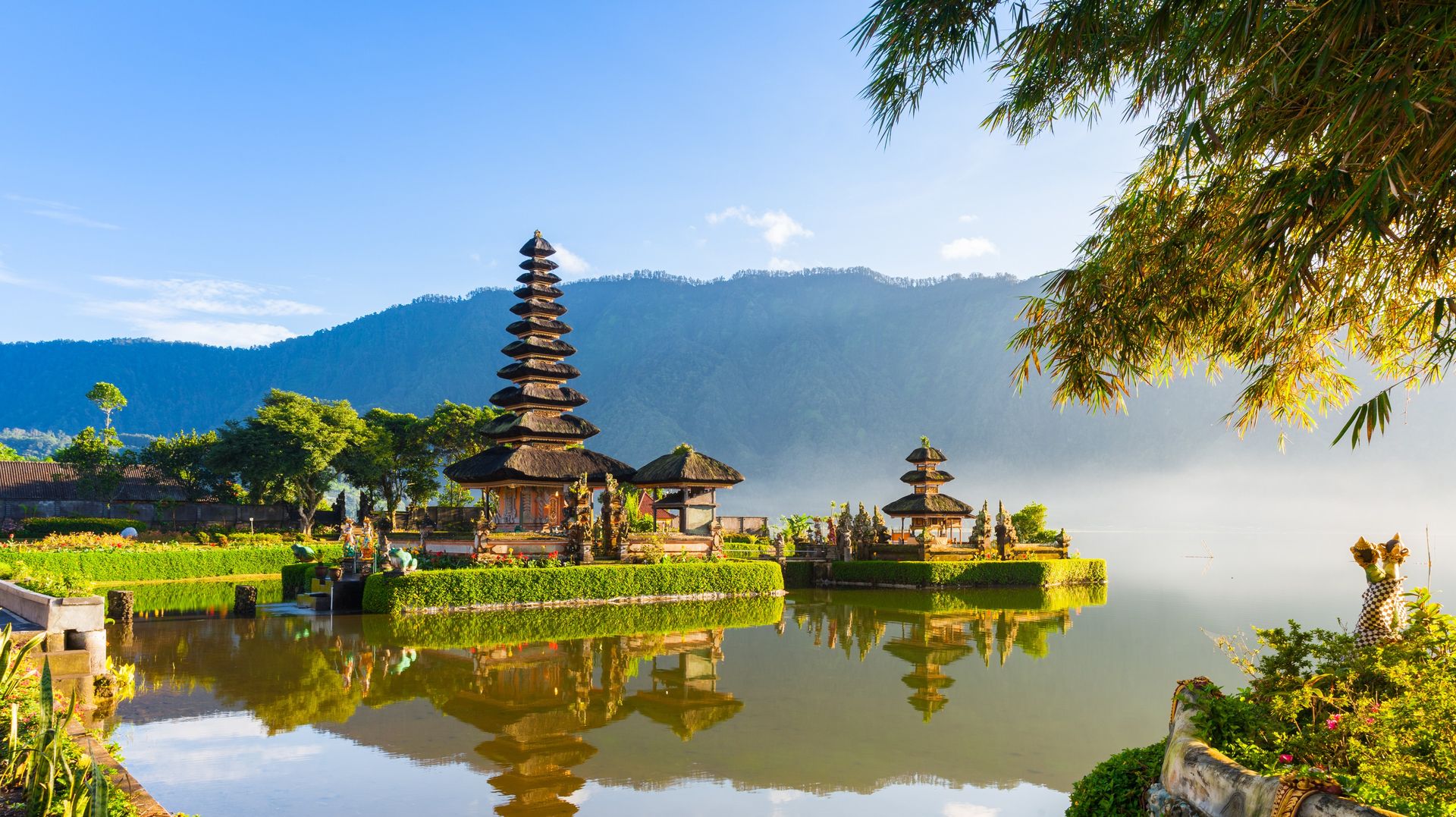 Pura de Temple d'Ulun Danu Bratan au lever du soleil, Bali, Indonésie