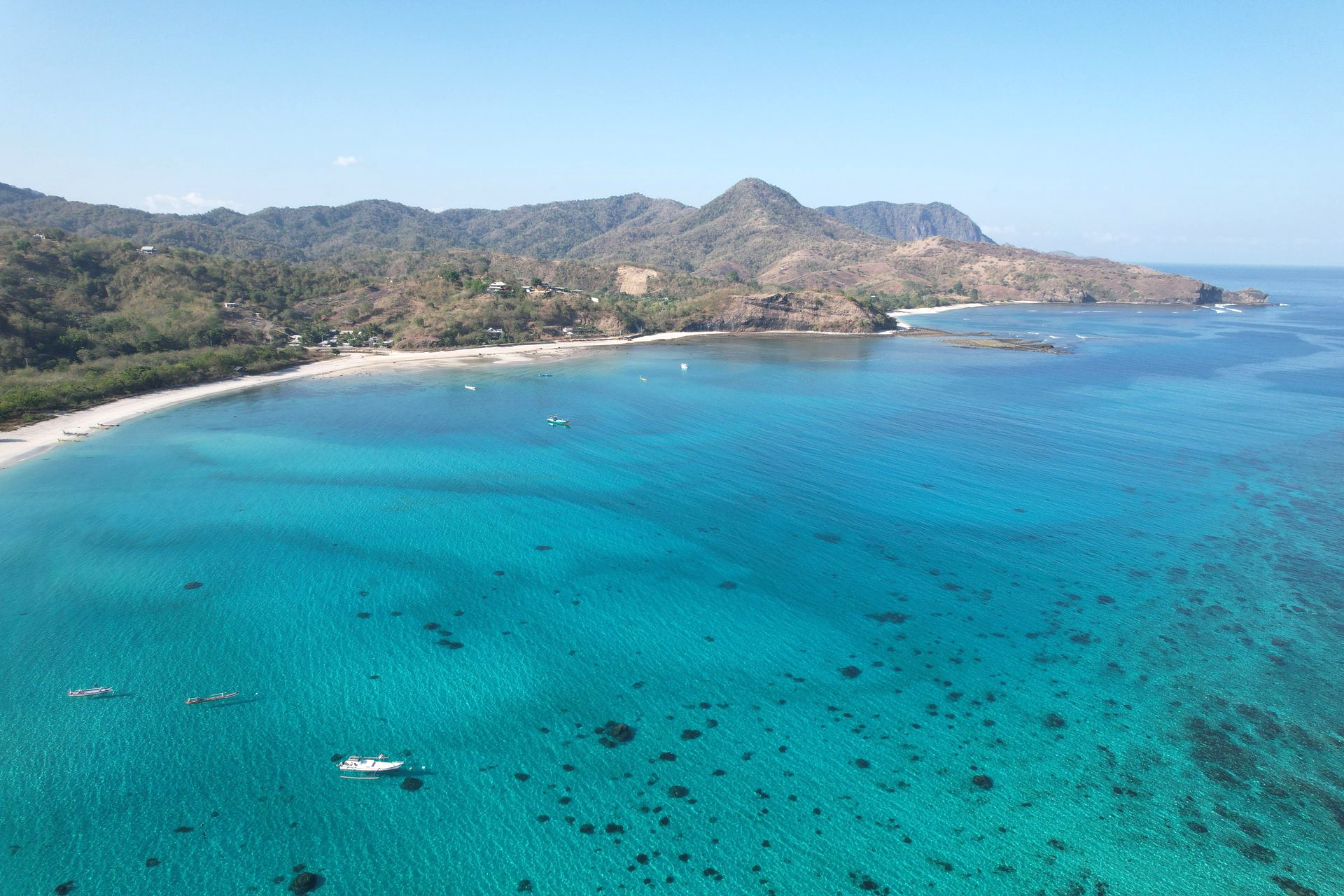 Une vue aérienne à couper le souffle des eaux turquoise claires et de la côte de Lombok, Indonésie.