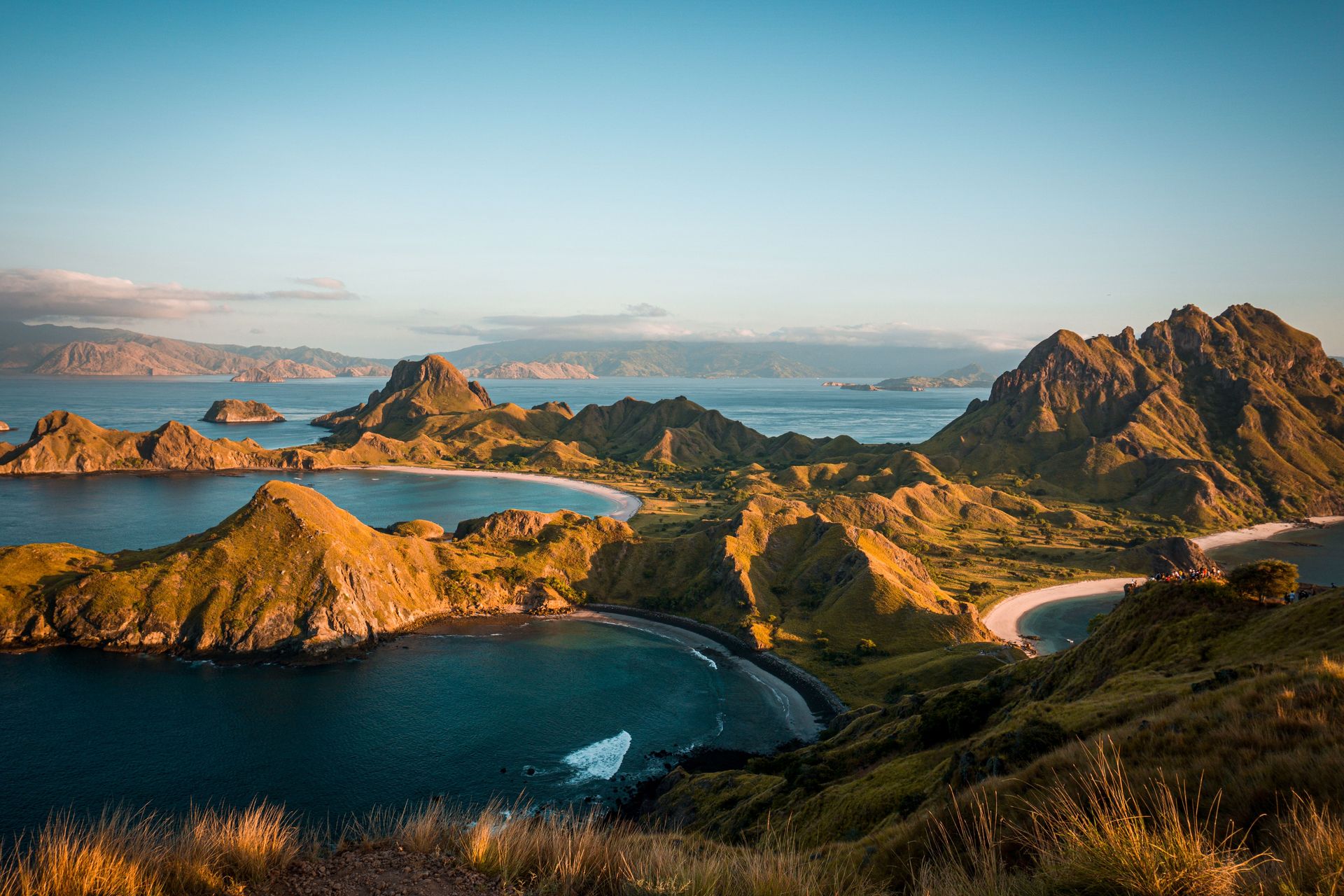 Une vue aérienne époustouflante du paysage unique de l'île Padar dans le parc national de Komodo, Indonésie.