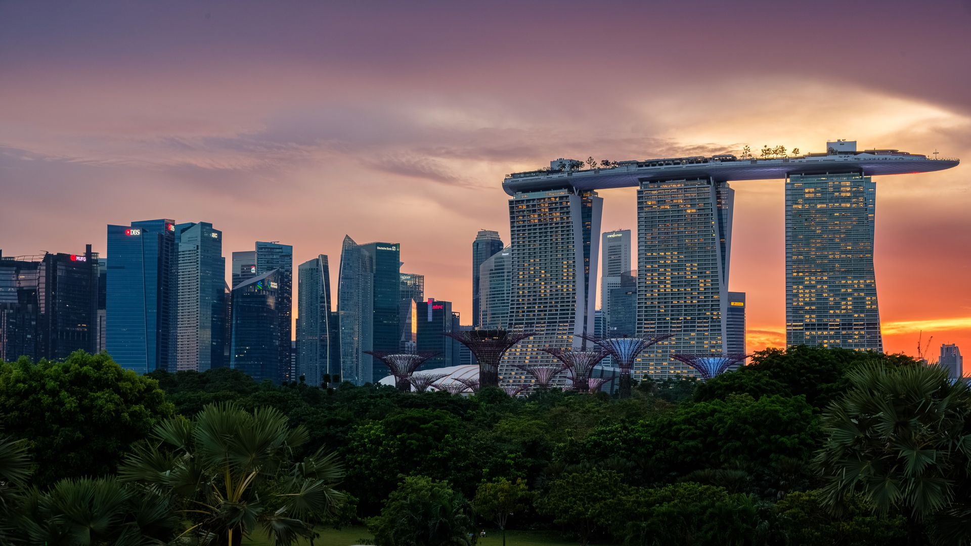 Vue imprenable sur l'emblématique skyline de Singapour, avec le Marina Bay Sands au crépuscule.