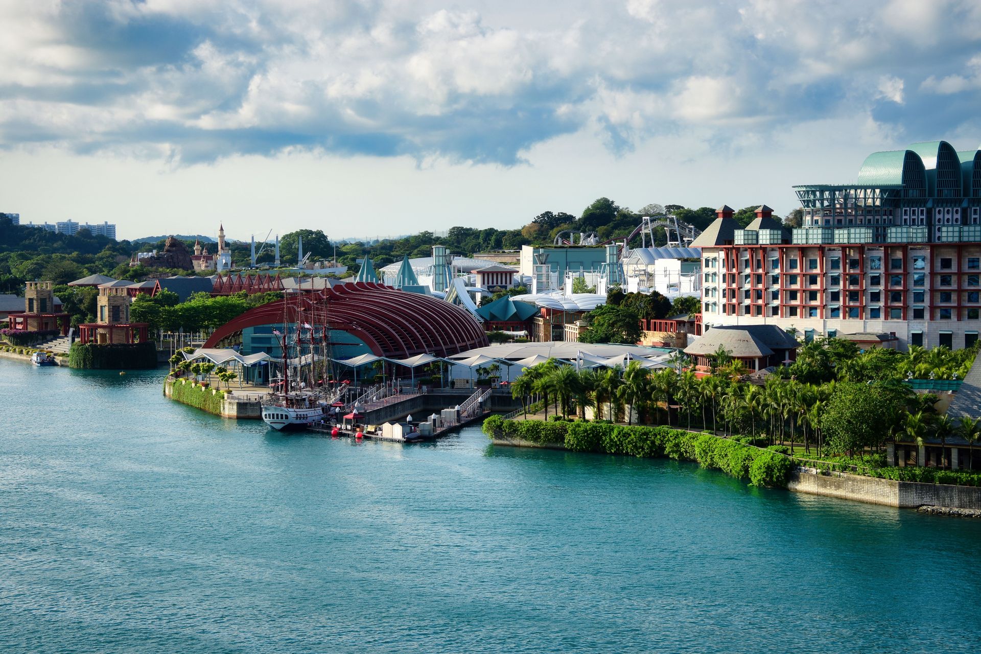 Une vue aérienne pittoresque de l'île Sentosa, Singapour, mettant en valeur l'architecture et la verdure luxuriante.