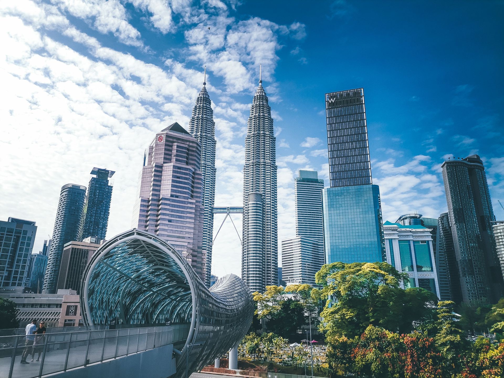 Vue imprenable sur les emblématiques tours Petronas et les gratte-ciels environnants à Kuala Lumpur pendant la journée.