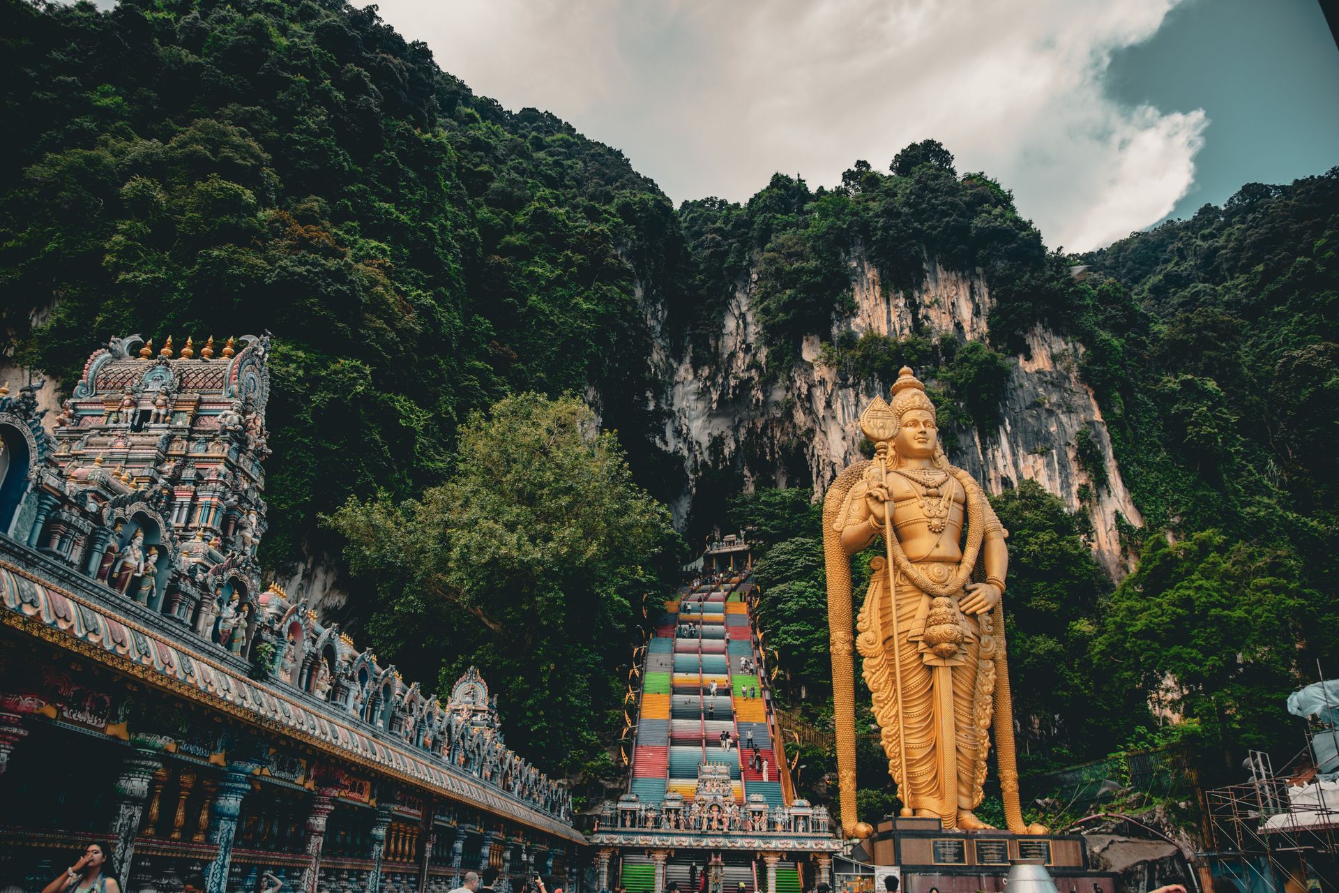Vue imprenable sur la statue emblématique de Lord Murugan et les marches colorées aux Batu Caves, Malaisie.