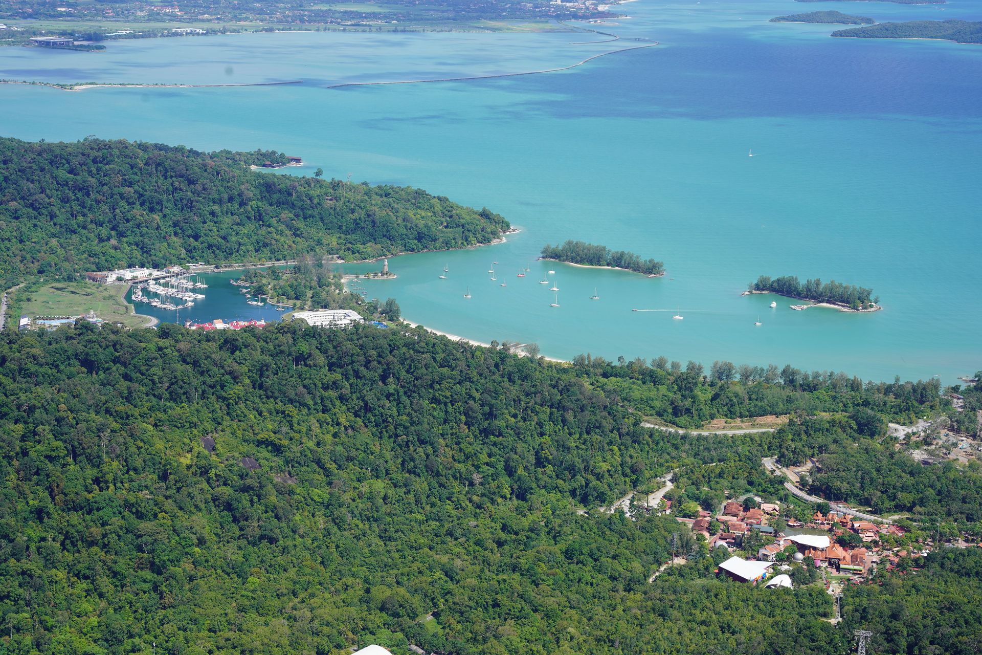Vue aérienne panoramique du littoral de Langkawi, avec sa végétation luxuriante et ses marinas. Une source d'inspiration idéale pour vos voyages.