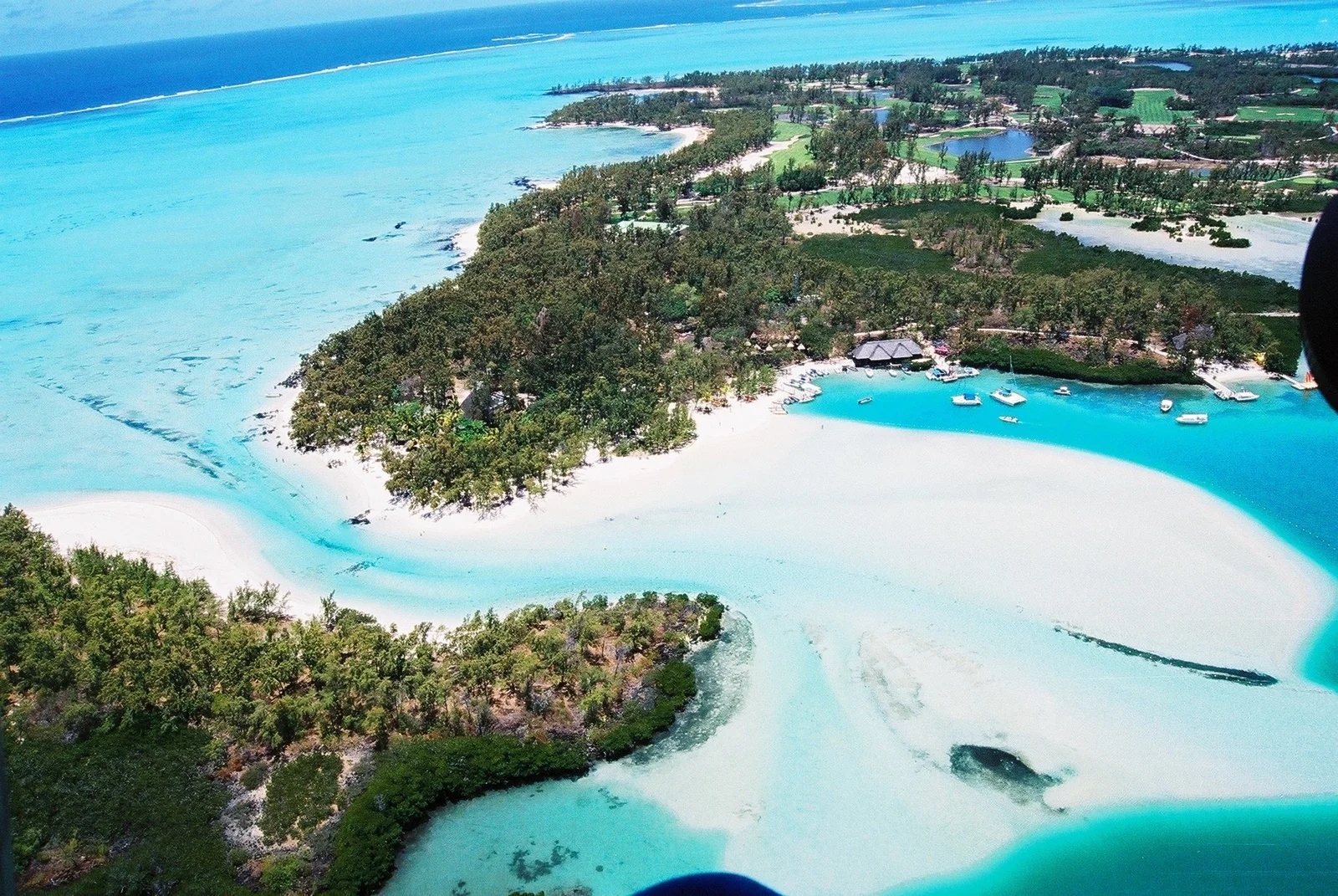 Vu aérienne panoramique de l'île aux cerfs avec ses plages de sables blanc et son eau turquoise