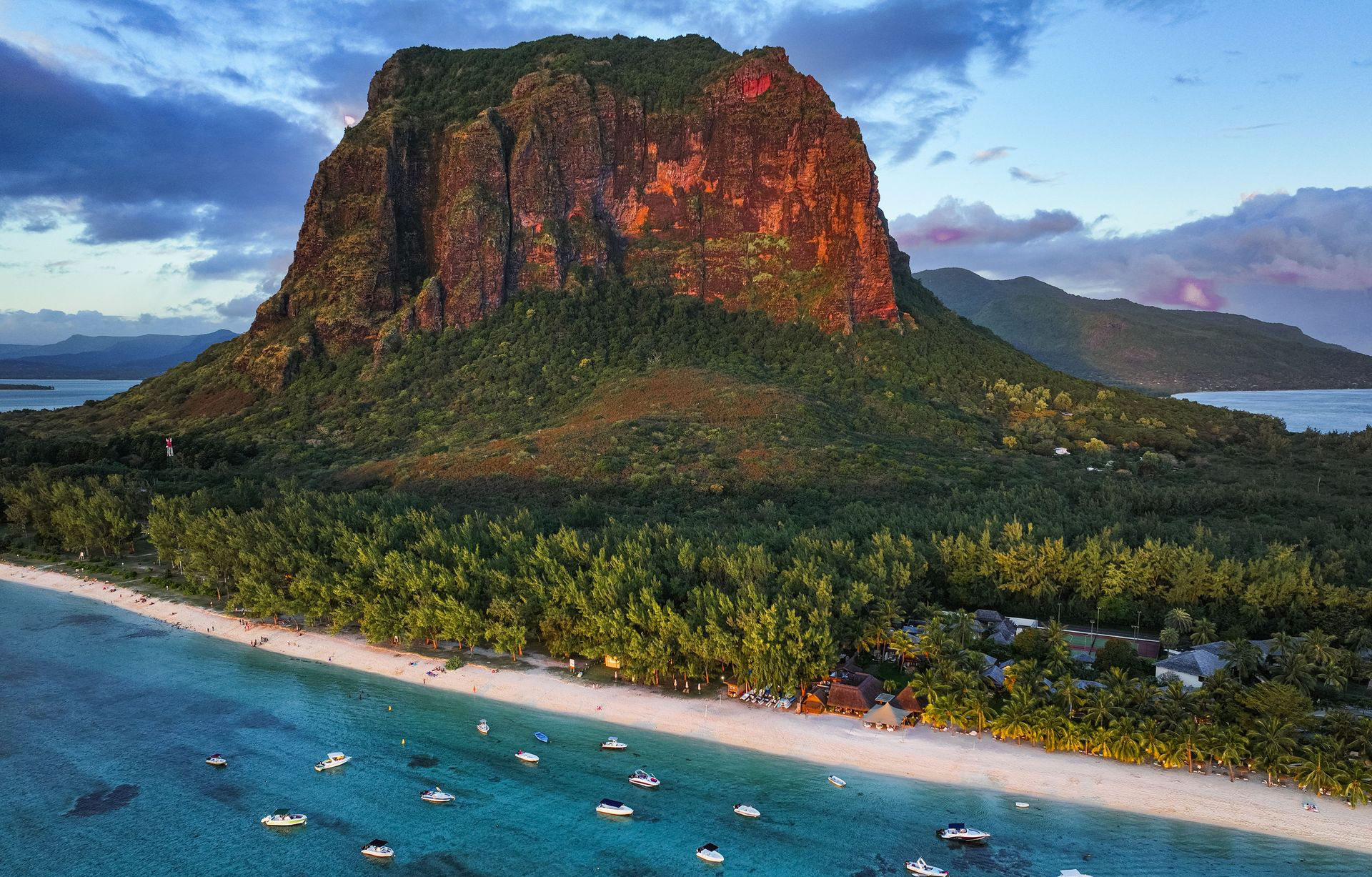 Vue aérienne époustouflante mettant en valeur Le Morne Brabant avec la plage environnante et des bateaux à Maurice.