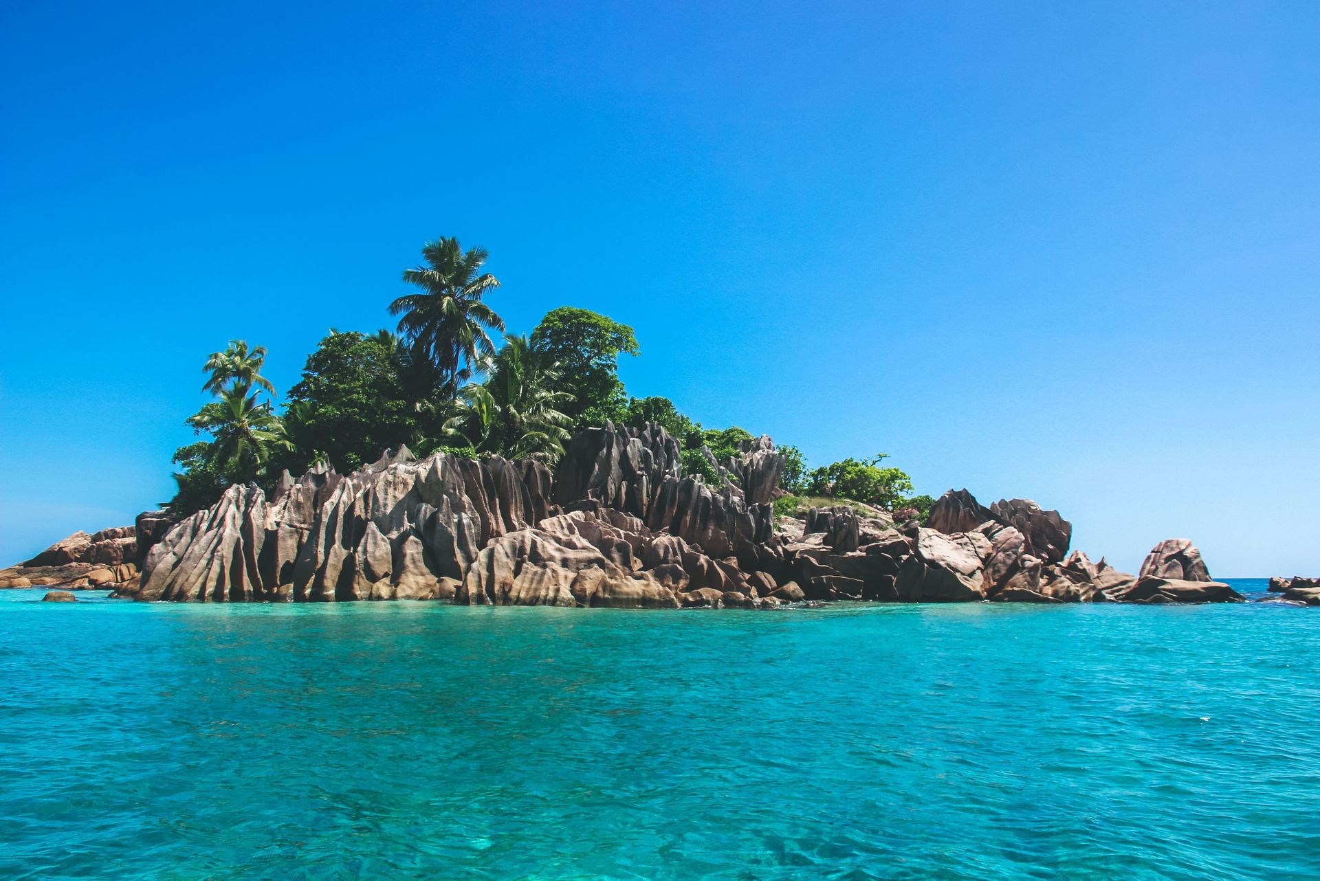 Découvrez l'île vierge de St. Pierre aux Seychelles, entourée de eaux turquoise cristallines et de formations rocheuses époustouflantes.