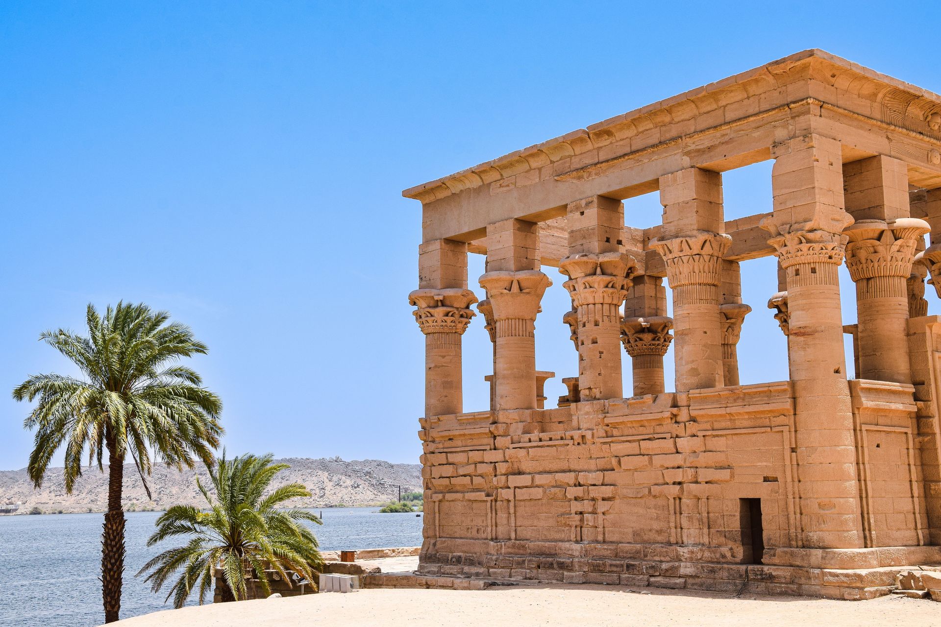 Explorez les majestueuses ruines d'un ancien temple sur le Nil à Assouan, Égypte.