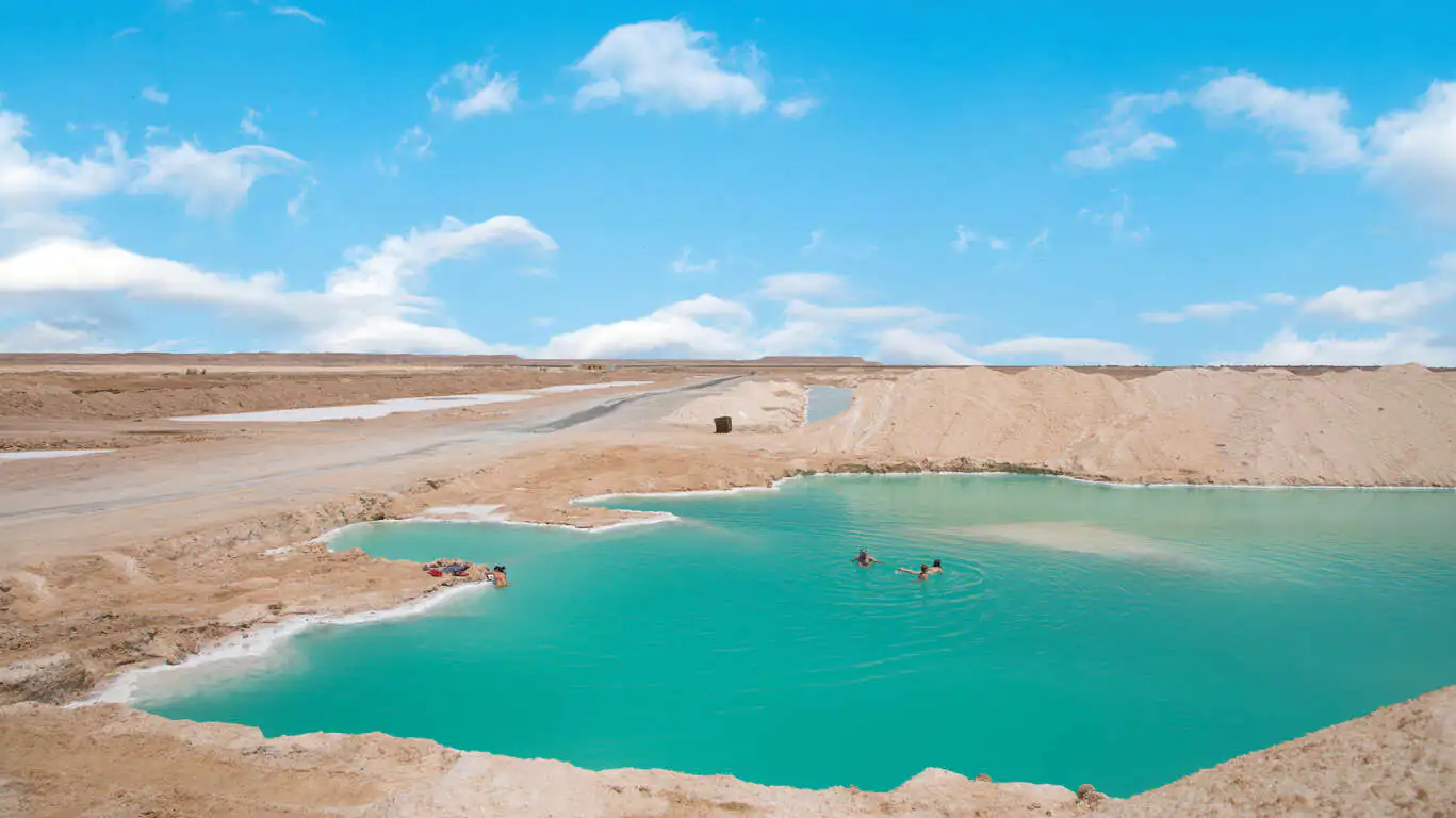 Belle vue sur les plaines salées et les lacs dans l’oasis de Siwa