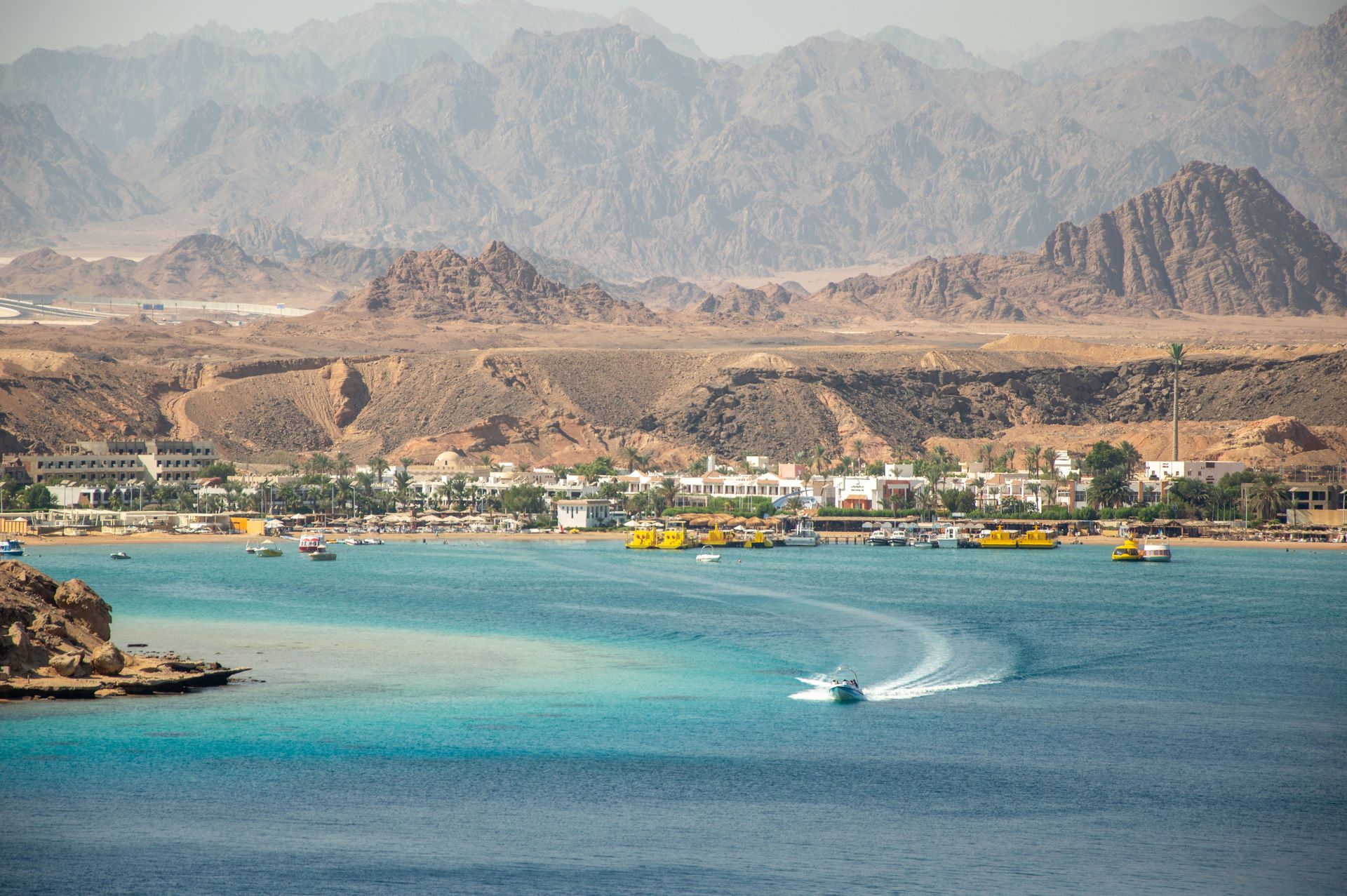 Ville côtière époustouflante de Sham el-Cheikh avec des eaux turquoise et des montagnes escarpées.