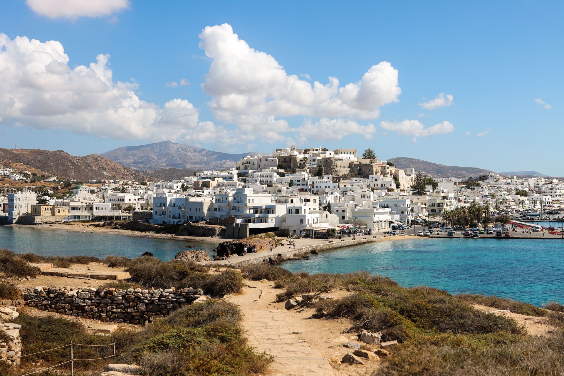 Vue pittoresque de l'architecture grecque traditionnelle sur l'île de Naxos avec la mer Égée.