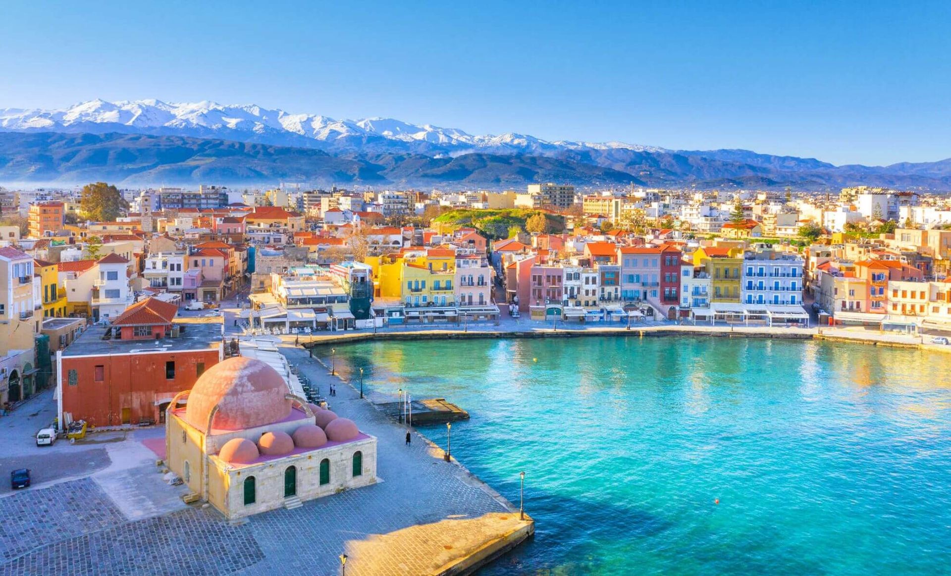 Vue aérienne de Chania avec le phare étonnant, mosquée, chantiers navals vénitiens, Crète, Grèce.