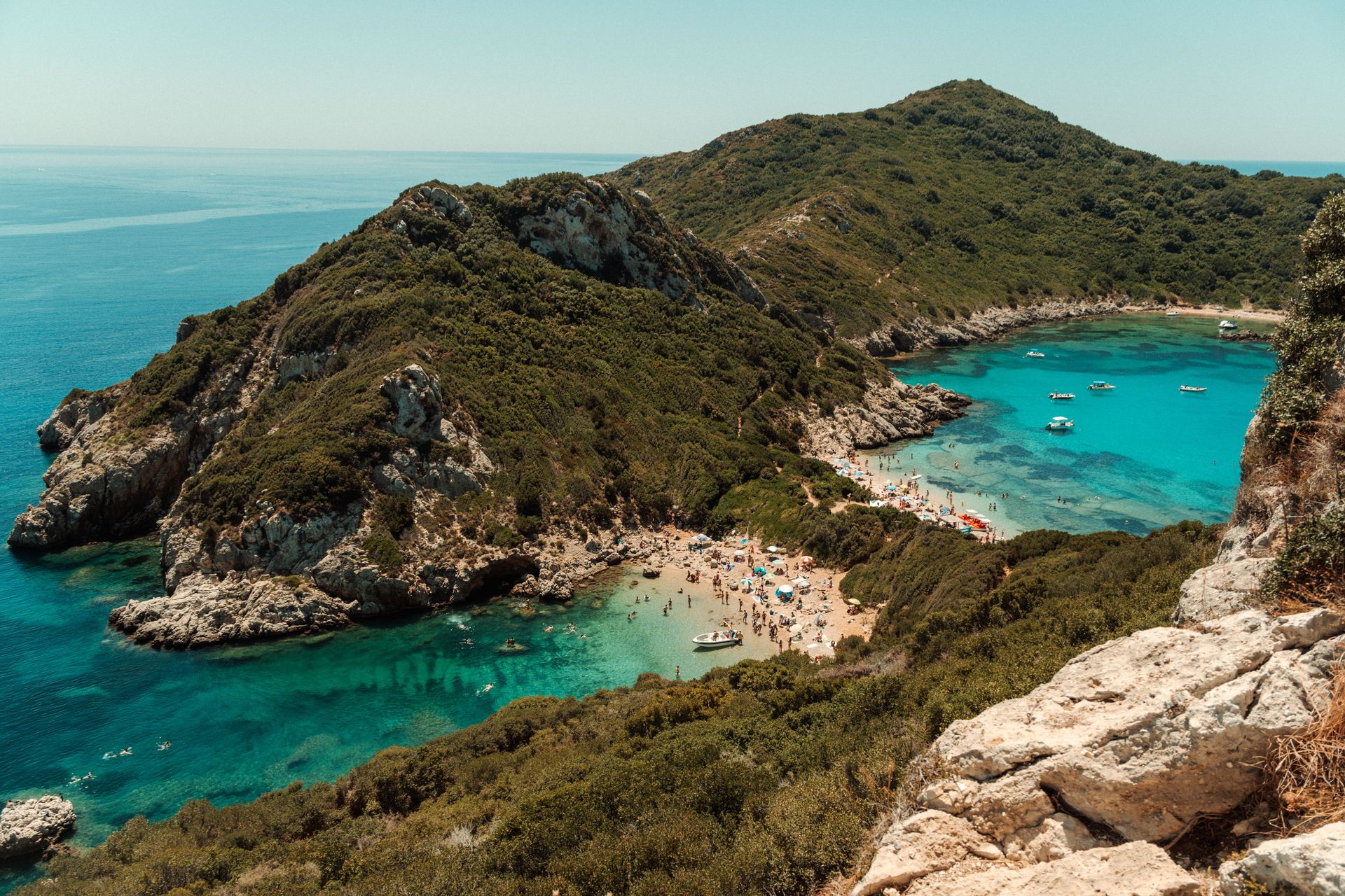 Vue aérienne à couper le souffle de la plage de Porto Timoni avec ses eaux turquoise et sa végétation luxuriante à Corfou, en Grèce.