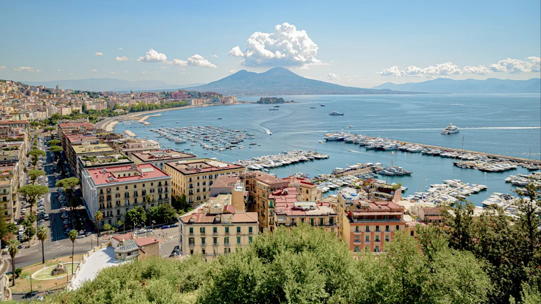Naples, Italie. Vue du golfe de Naples depuis la colline de Posillipo avec le Vésuve loin en arrière-plan.