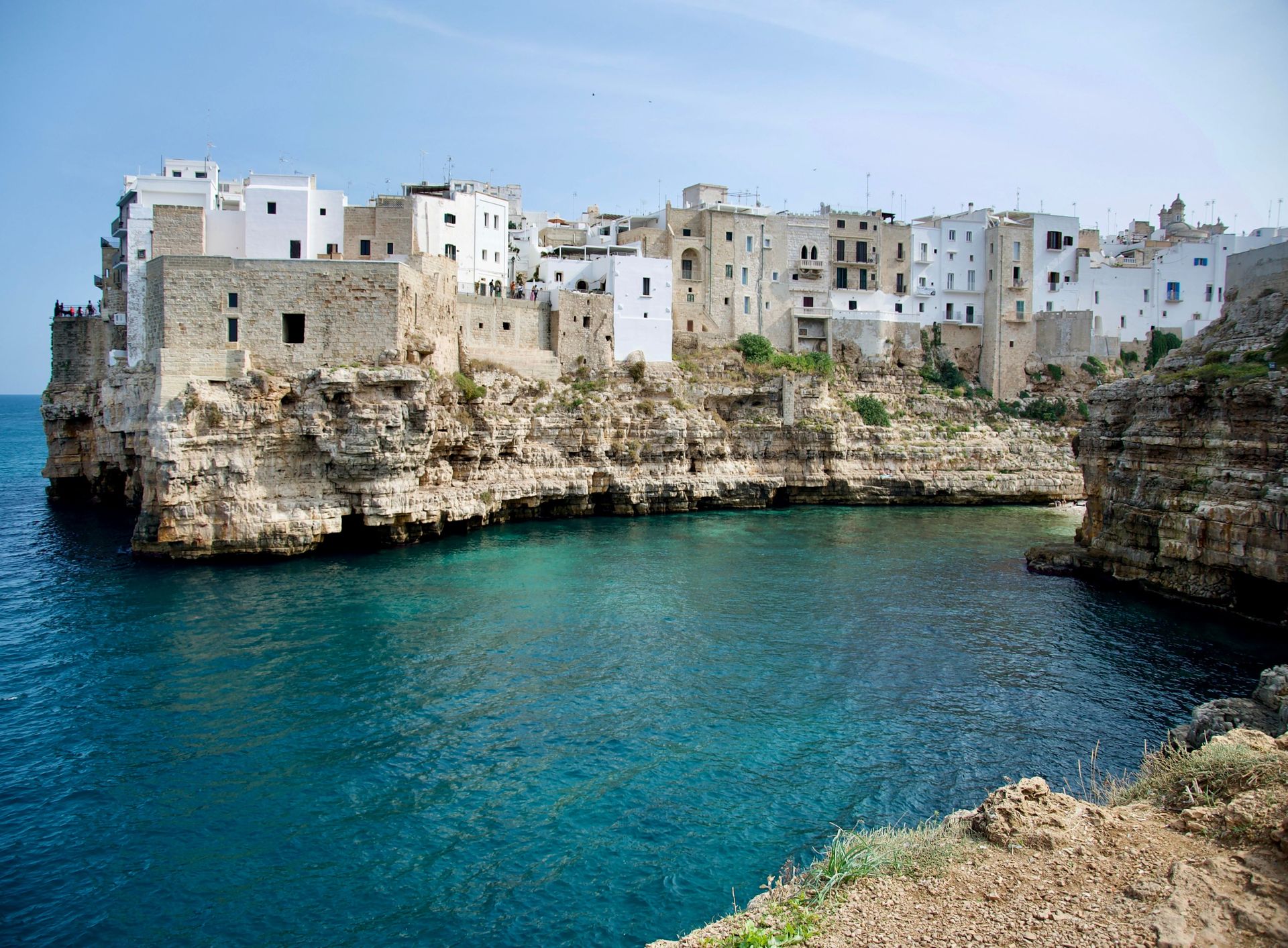 Découvrez la magnifique vue sur la mer des Pouilles avec son architecture en falaise et ses eaux turquoise.