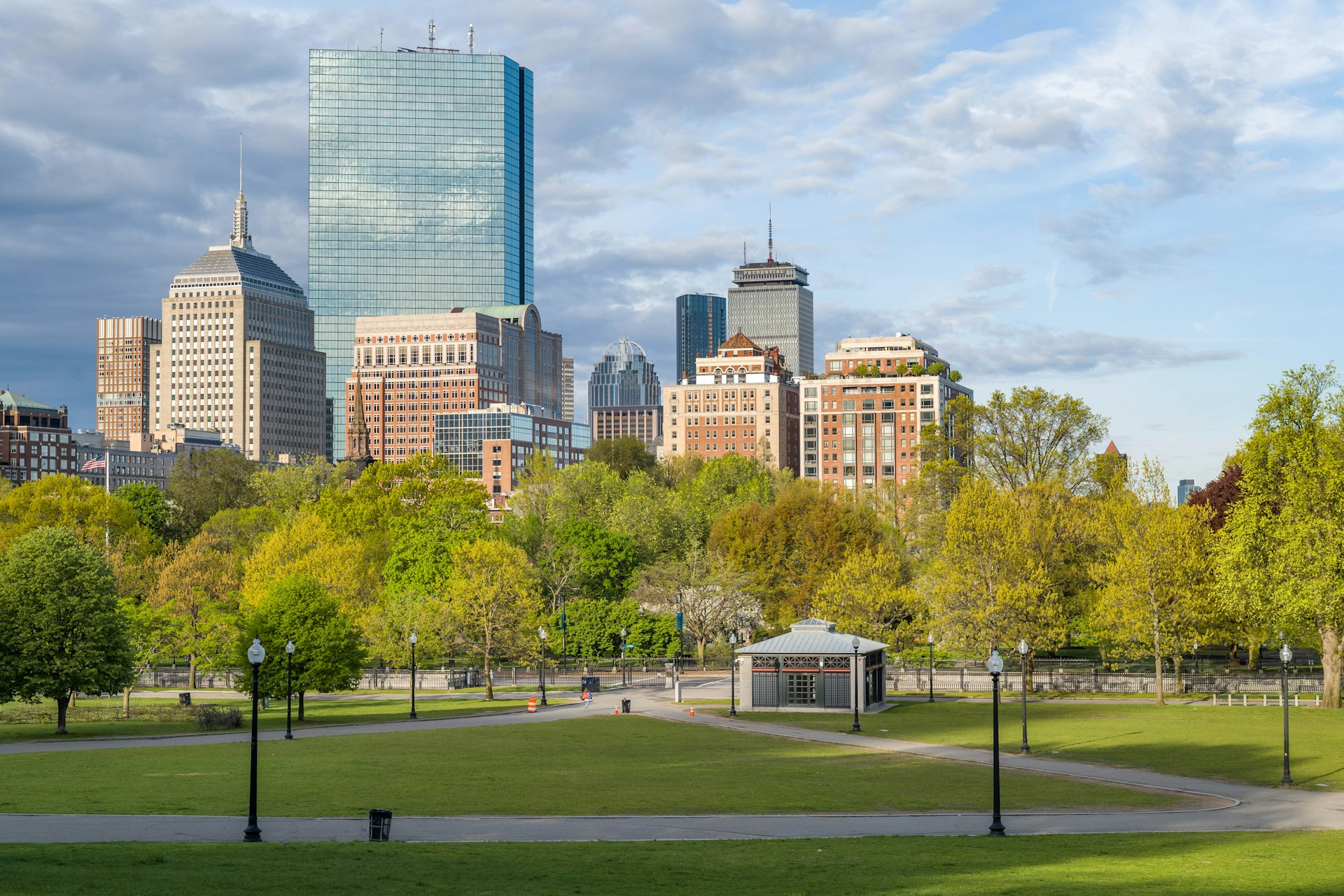 Photo du parc naturel au centre du centre ville de Boston avec les grattes ciel en fond