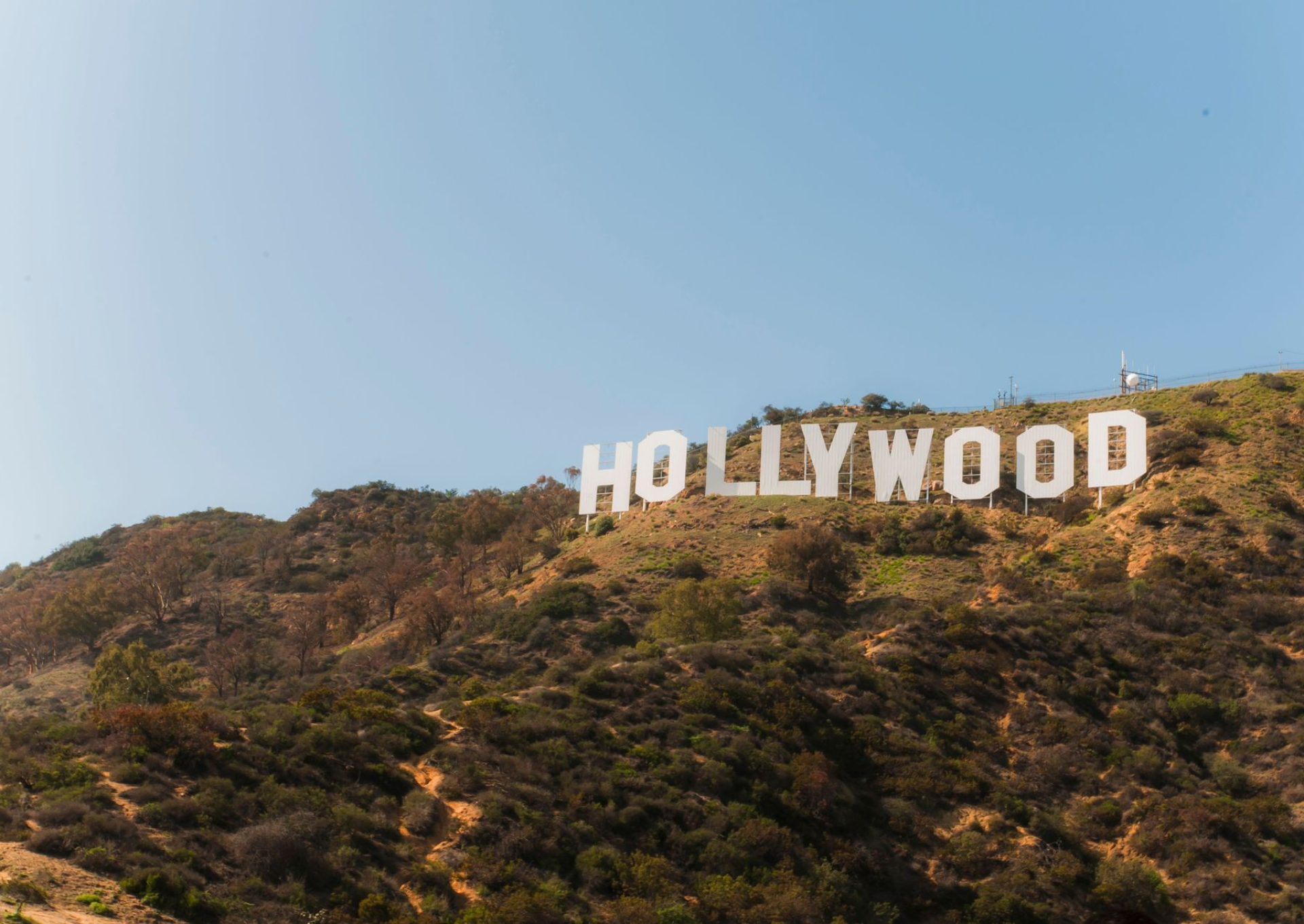 Célèbre panneau Hollywood sur la colline sous un ciel bleu clair à Los Angeles, Californie.