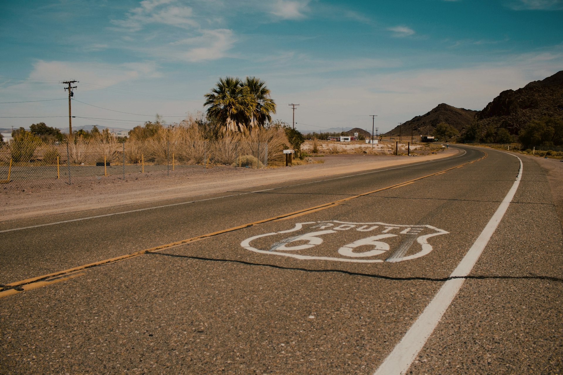 Une vue classique de la Route 66 s'étendant à l'horizon à travers un paysage désertique.