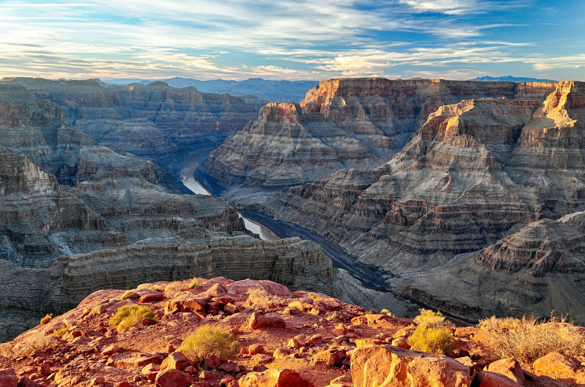 Le fleuve Colorado serpentant à travers les profonds canyons rocheux du Grand Canyon.