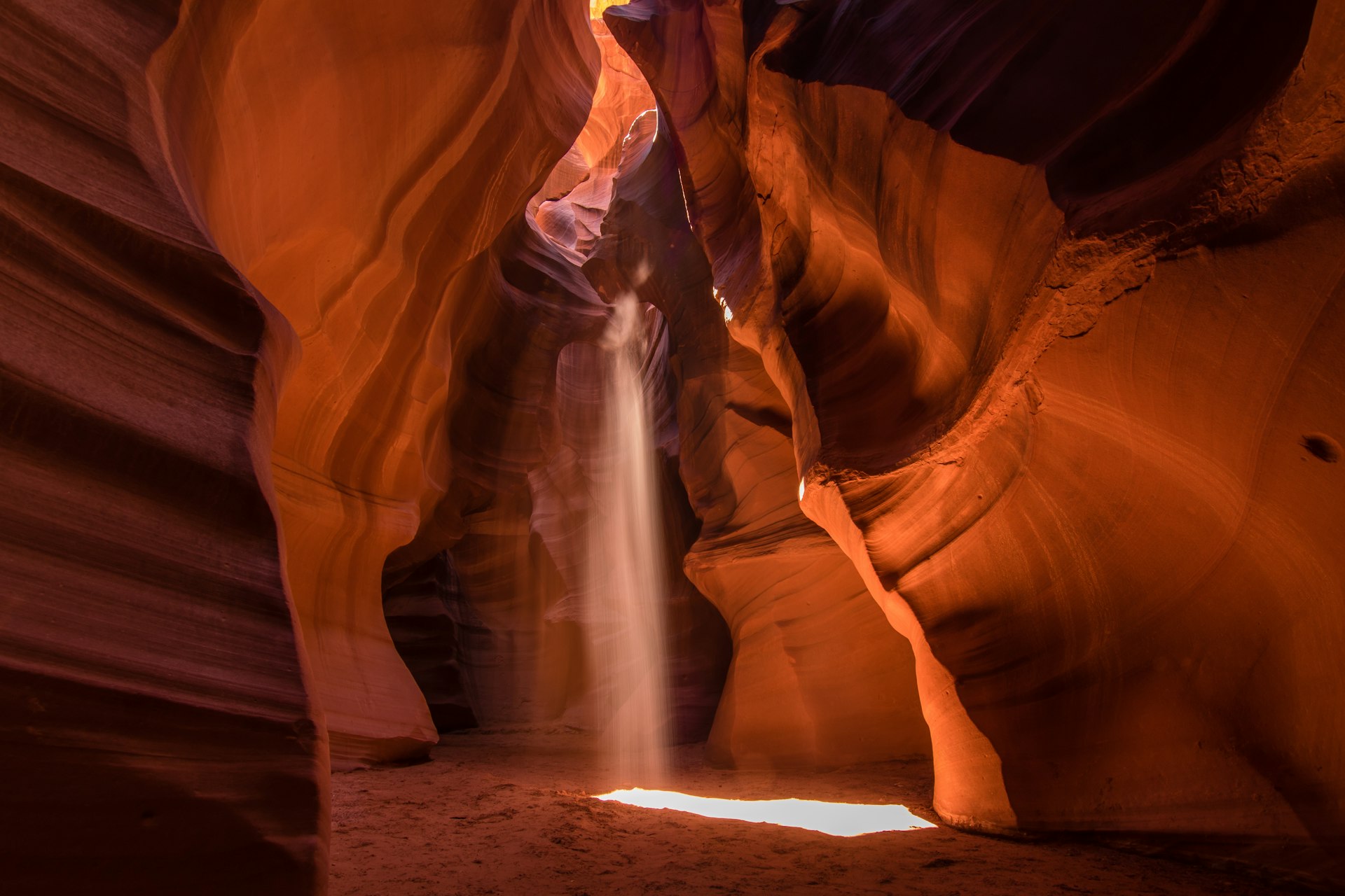 Vue du Canyon de l'antilope et ses parois de roche rouge traversé par un faisceau de lumière du soleil