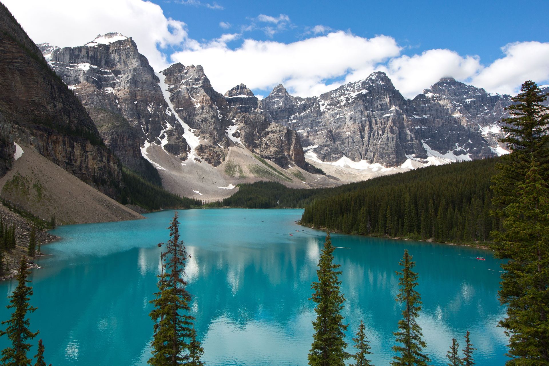Image époustouflante du lac Moraine avec les réflexions des montagnes Rocheuses en Alberta, Canada.