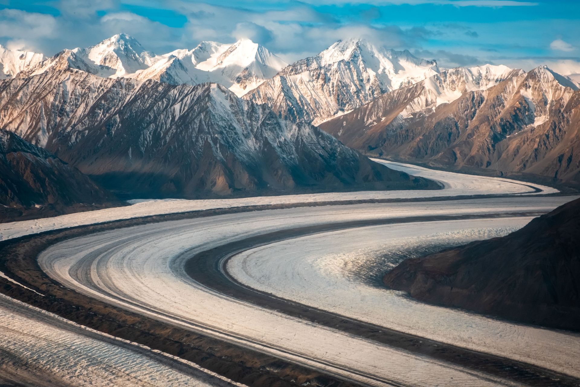 Une vue à couper le souffle des montagnes enneigées et du glacier sinueux à Haines Junction, au Yukon, Canada.