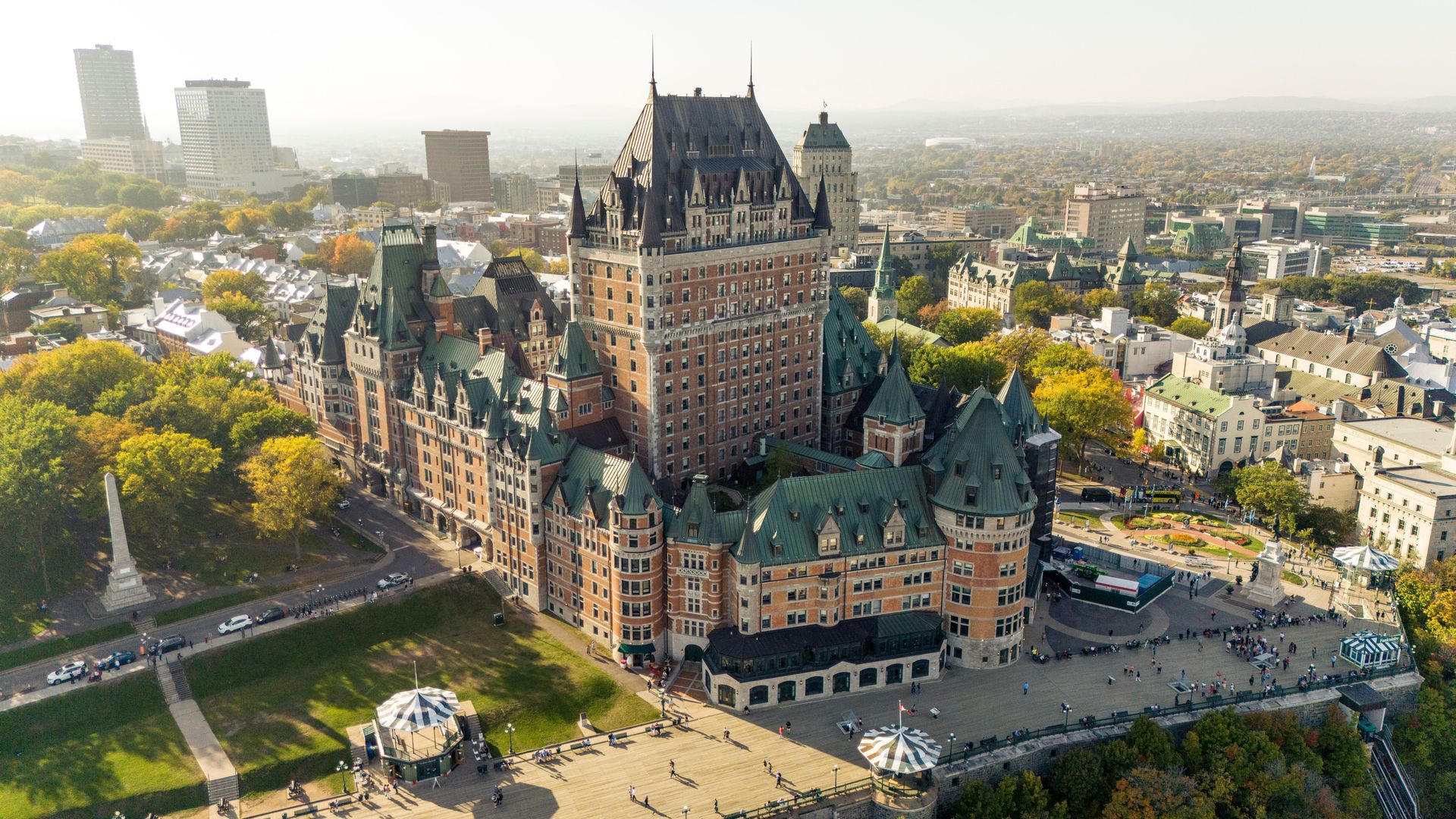 Une vue aérienne à couper le souffle de l'emblématique Château Frontenac dans la ville de Québec.
