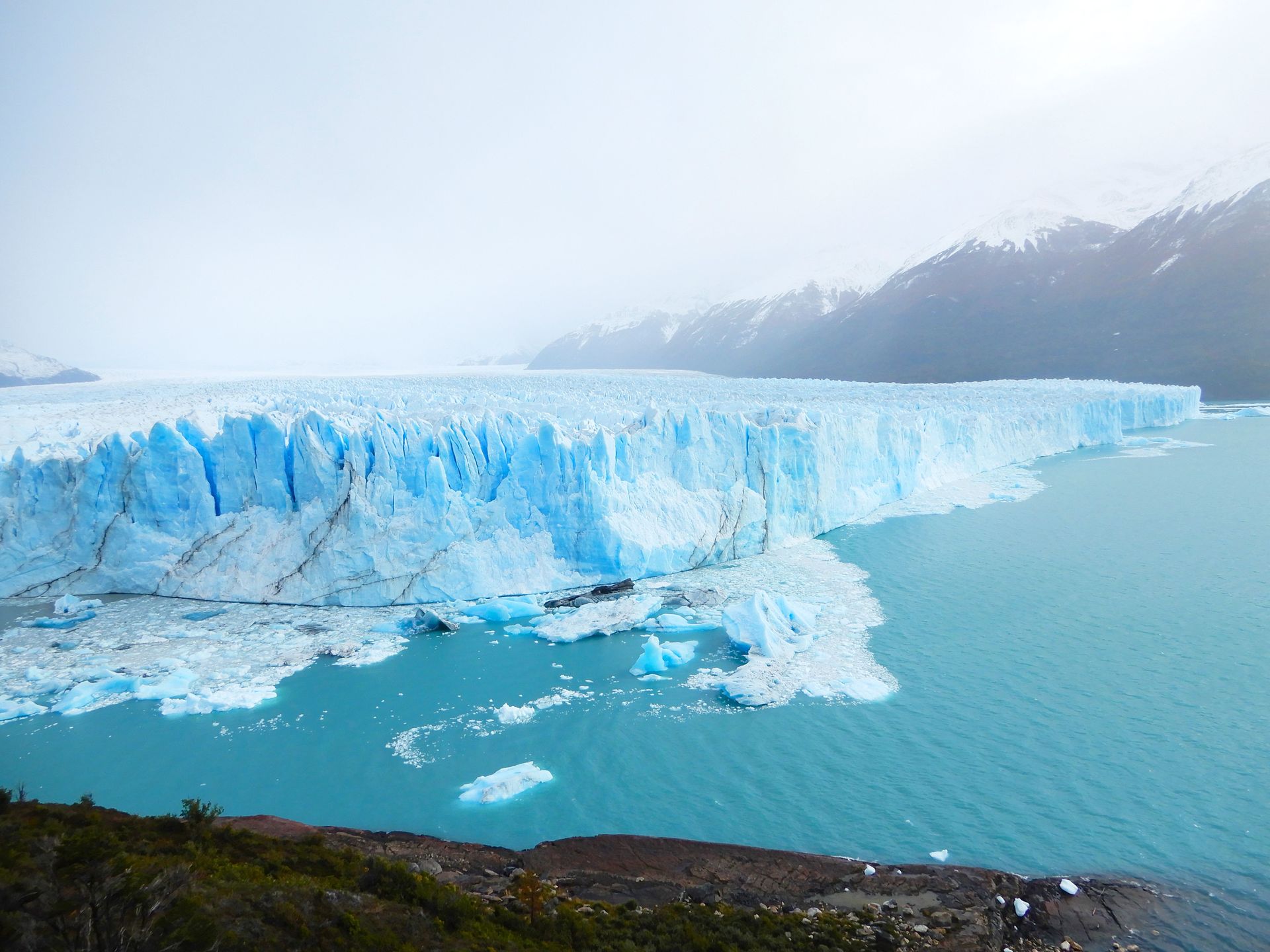 Une vue à couper le souffle du majestueux glacier Perito Moreno à Santa Cruz, Argentine, entouré d'eaux glacées.