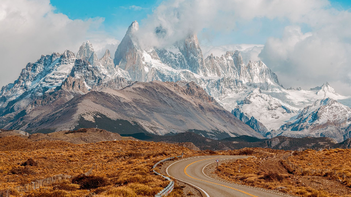 Découvrez la vue époustouflante du mont Fitz Roy en Patagonie, Argentine, avec une route sinueuse menant aux sommets majestueux.