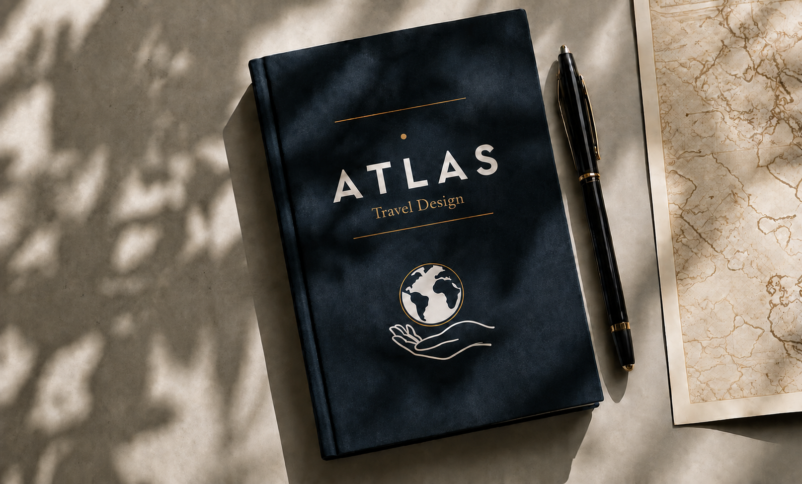 Carnet de voyage Atlas Travel Design avec un stylo à droite