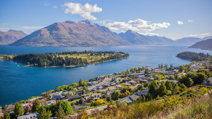 Vue aérienne à couper le souffle de Queenstown au bord du lac Wakatipu, entourée de montagnes majestueuses sous un ciel dégagé. Plus d’infos Partager