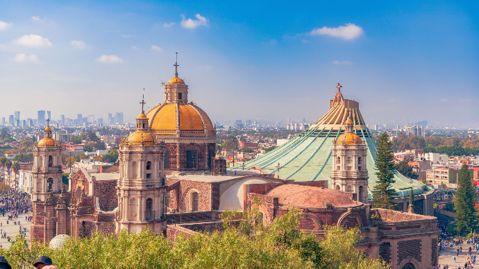 Vue aérienne de la basilique de Guadalupe et de ses environs à Mexico, sous un ciel bleu dégagé.