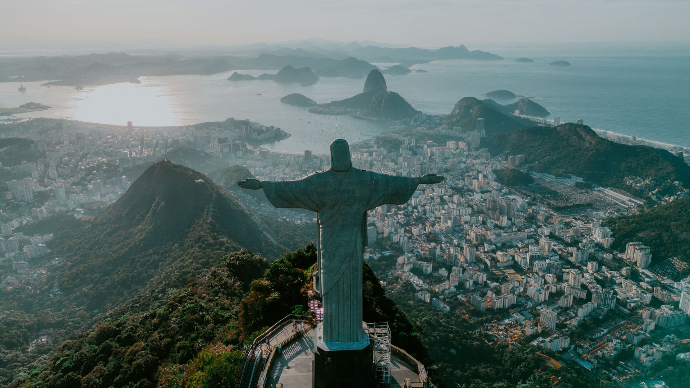 le Christ rédempteur vu du dessus, surplombant la ville de Rio. En arrière plan, un fleuve